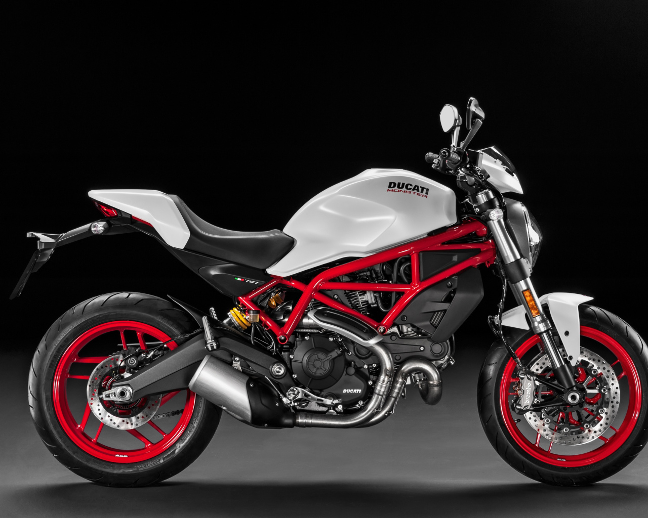 Мотоцикл Ducati Monster 797 на черном фоне