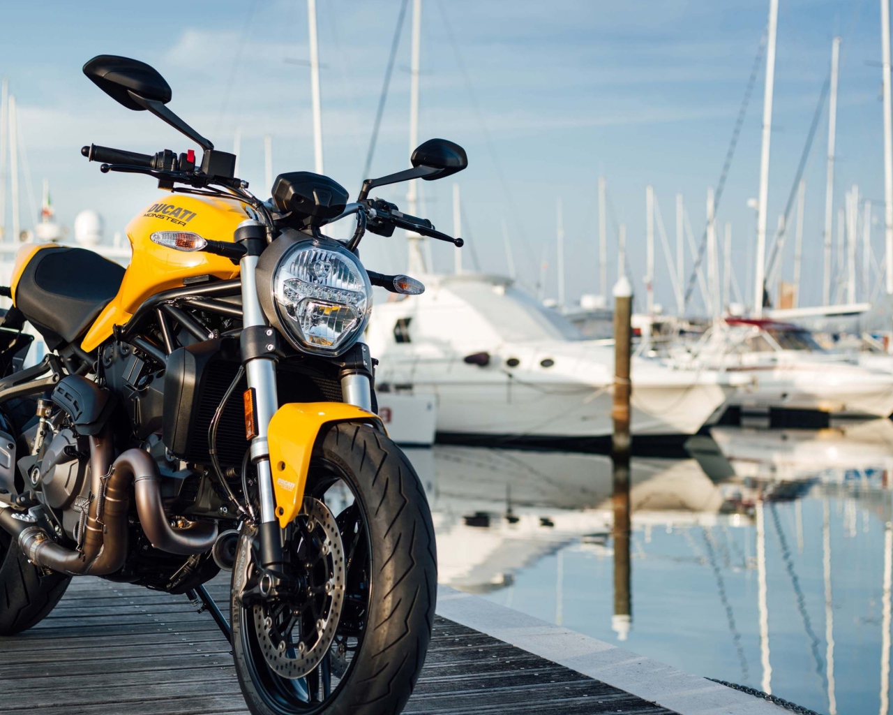 Мотоцикл Ducati Monster 821, 2018 на причале