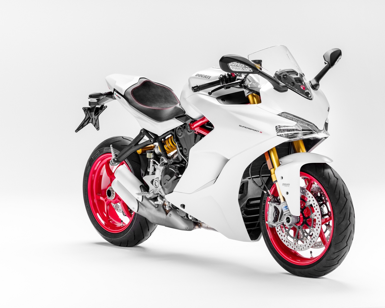 Мотоцикл  Ducati SuperSport S, 2017 на белом фоне 