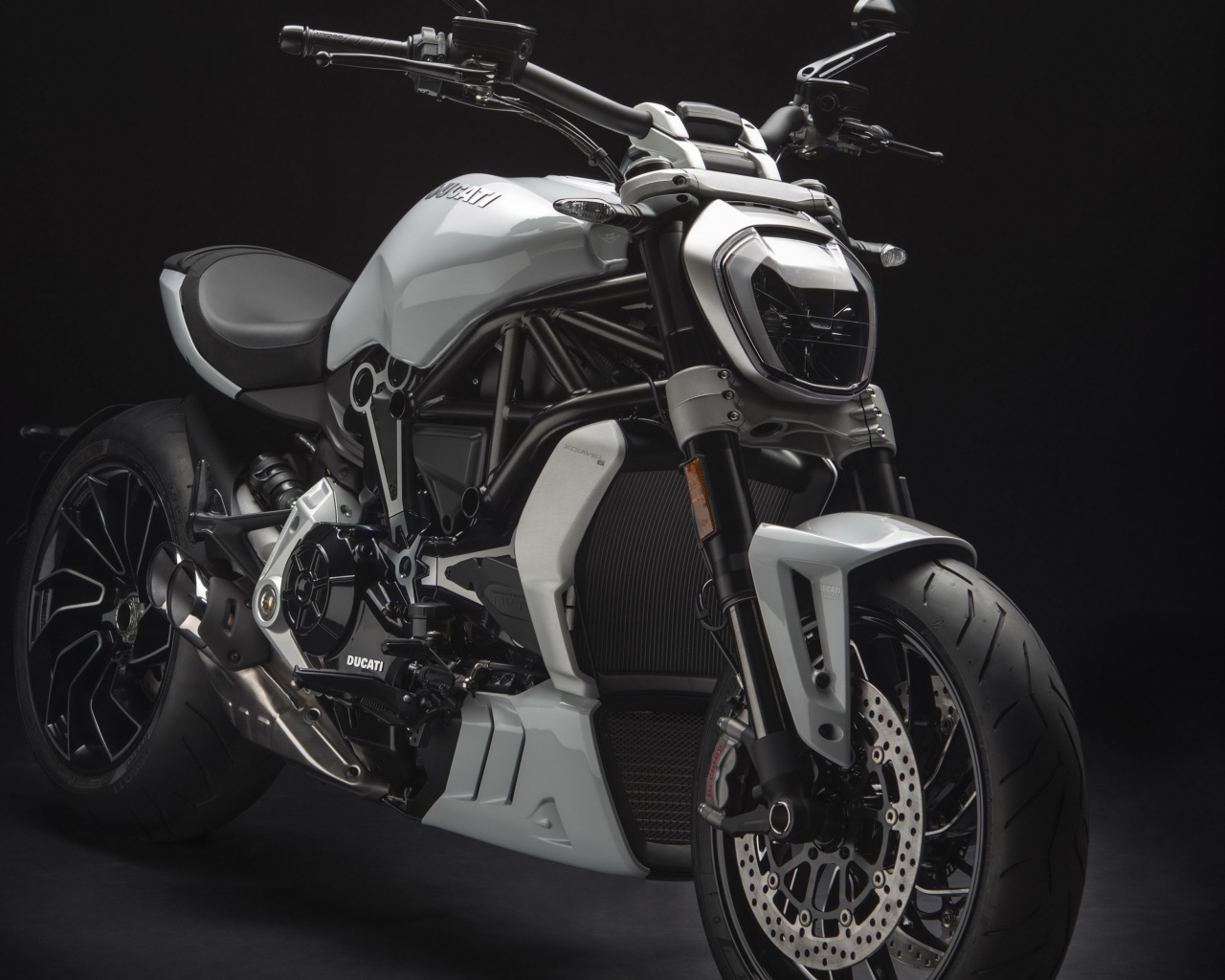 Мотоцикл Ducati XDiavel S, 2018 на черном фоне