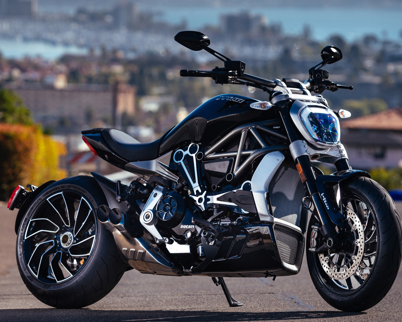 Мотоцикл Ducati  XDiavel S вид сбоку