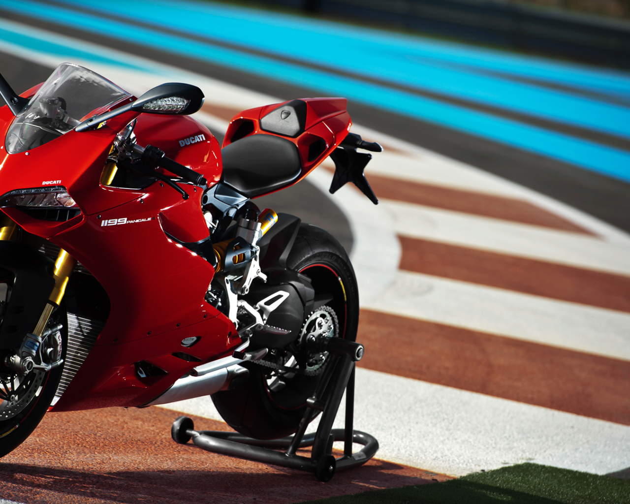 Красный мотоцикл Ducati 1199 Panigale 