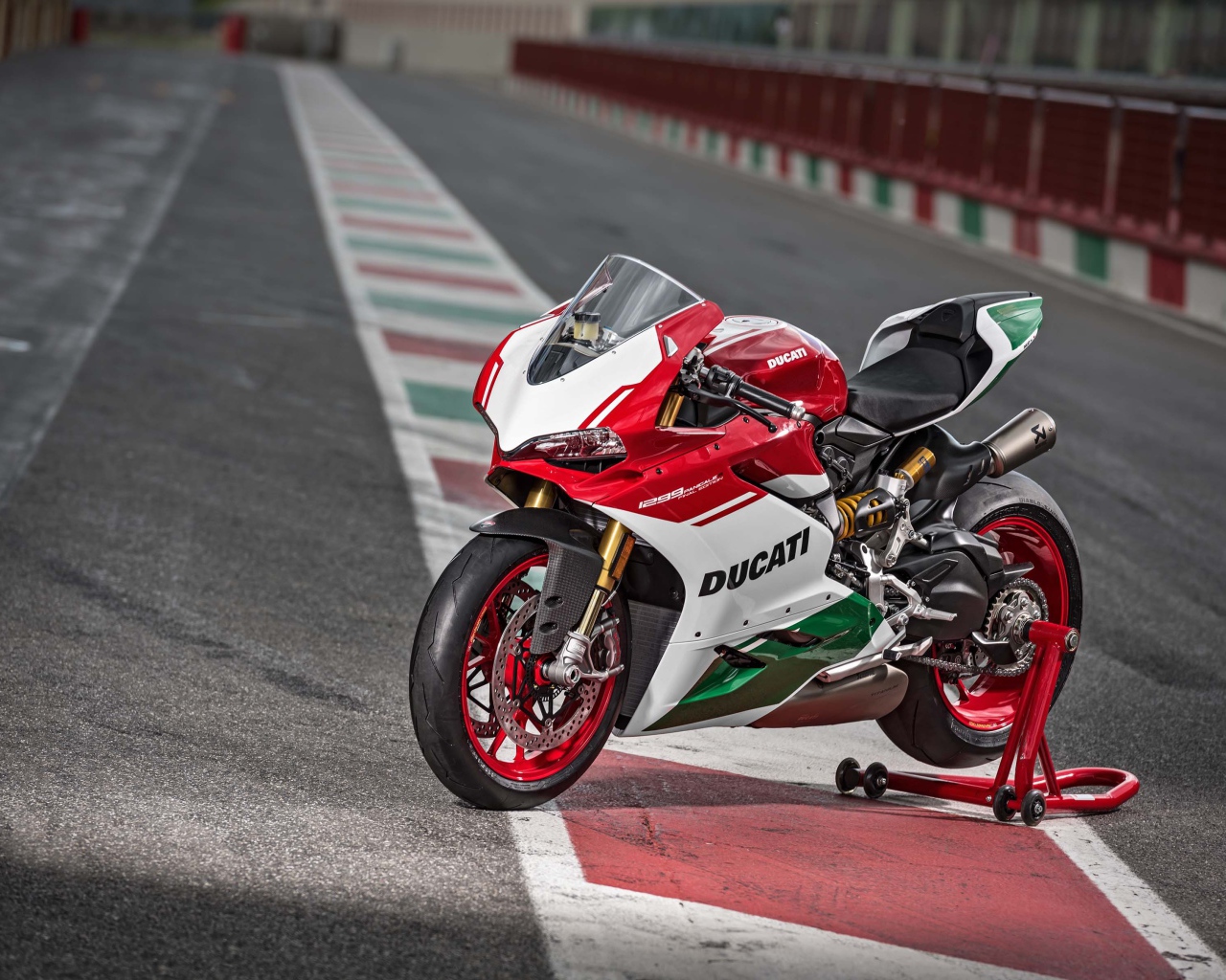 Красный мотоцикл Ducati 1299 Panigale R, 2017