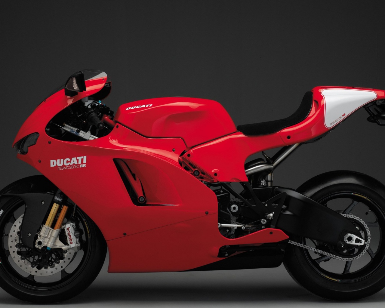 Красный мотоцикл Ducati Desmosedici RR на сером фоне