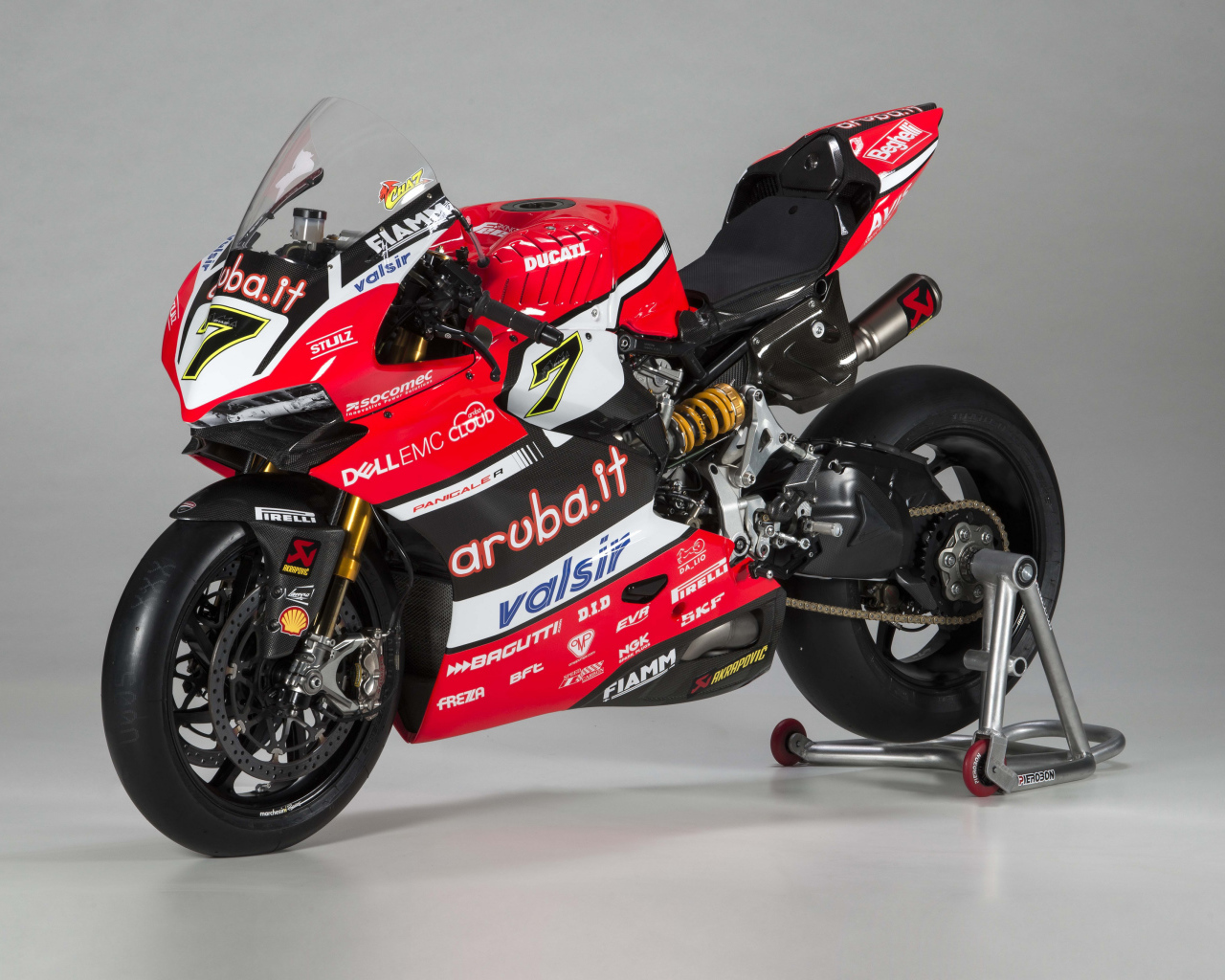 Красный мотоцикл Ducati Panigale R Superbike, 2017 на сером фоне