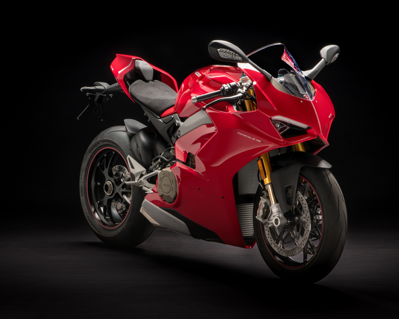 Красный мотоцикл Ducati Panigale V4 S, 2018 вид спереди