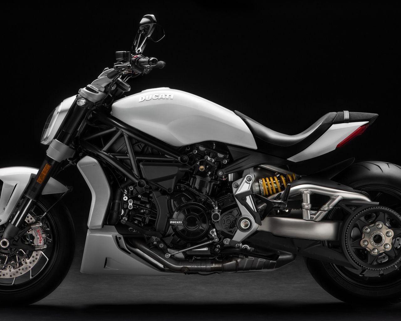 Стильный мотоцикл Ducati XDiavel S, 2018 вид сбоку
