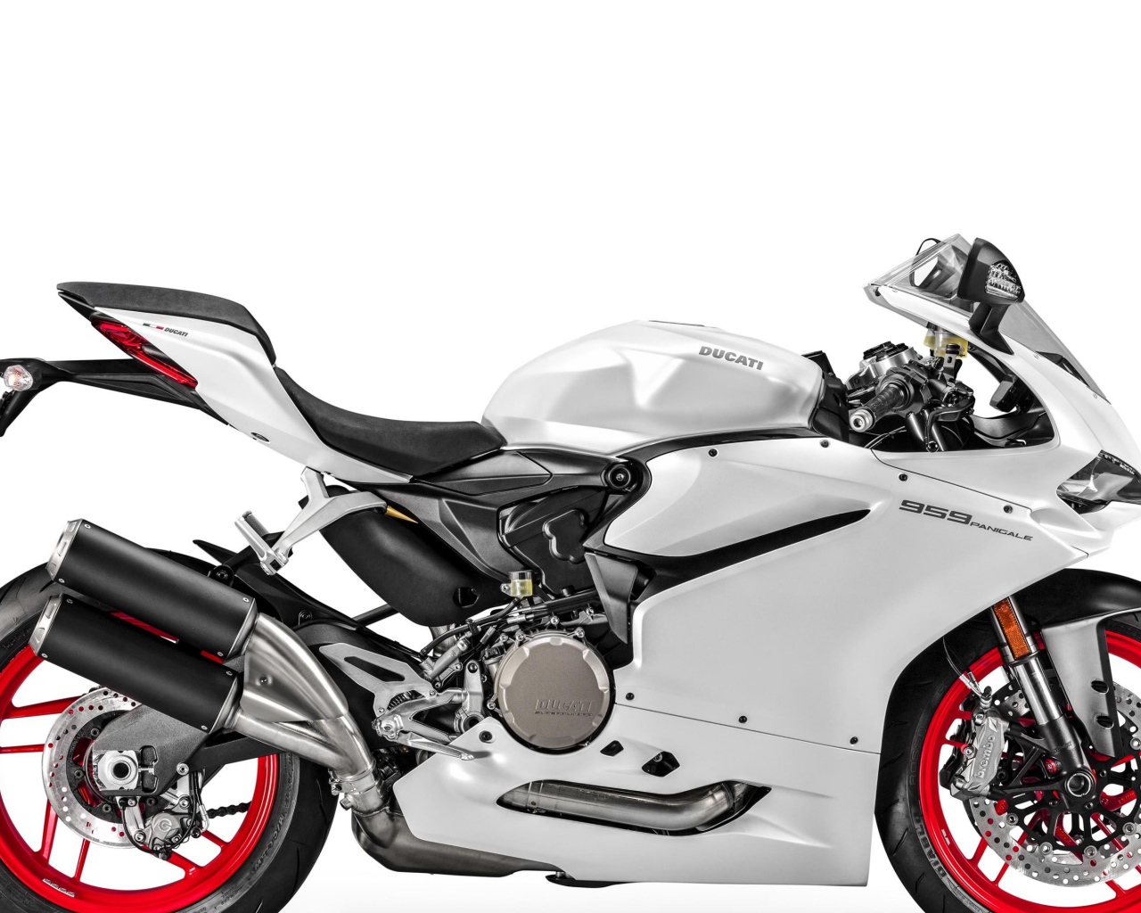 Супербайк Ducati 959 Panigale на белом фоне