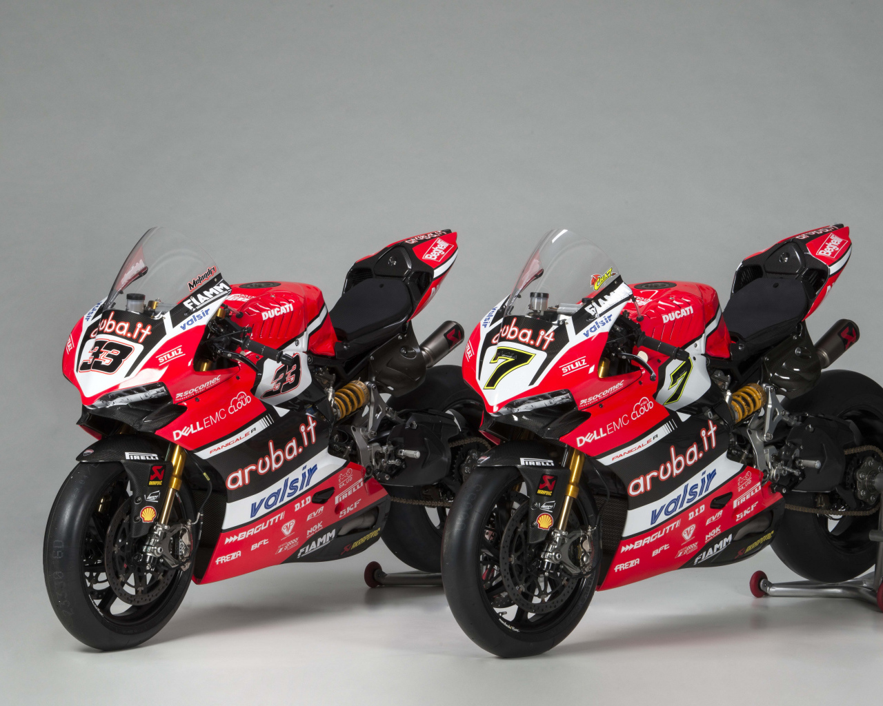Два мотоцикла Ducati  Panigale R Superbike, 2017 на сером фоне