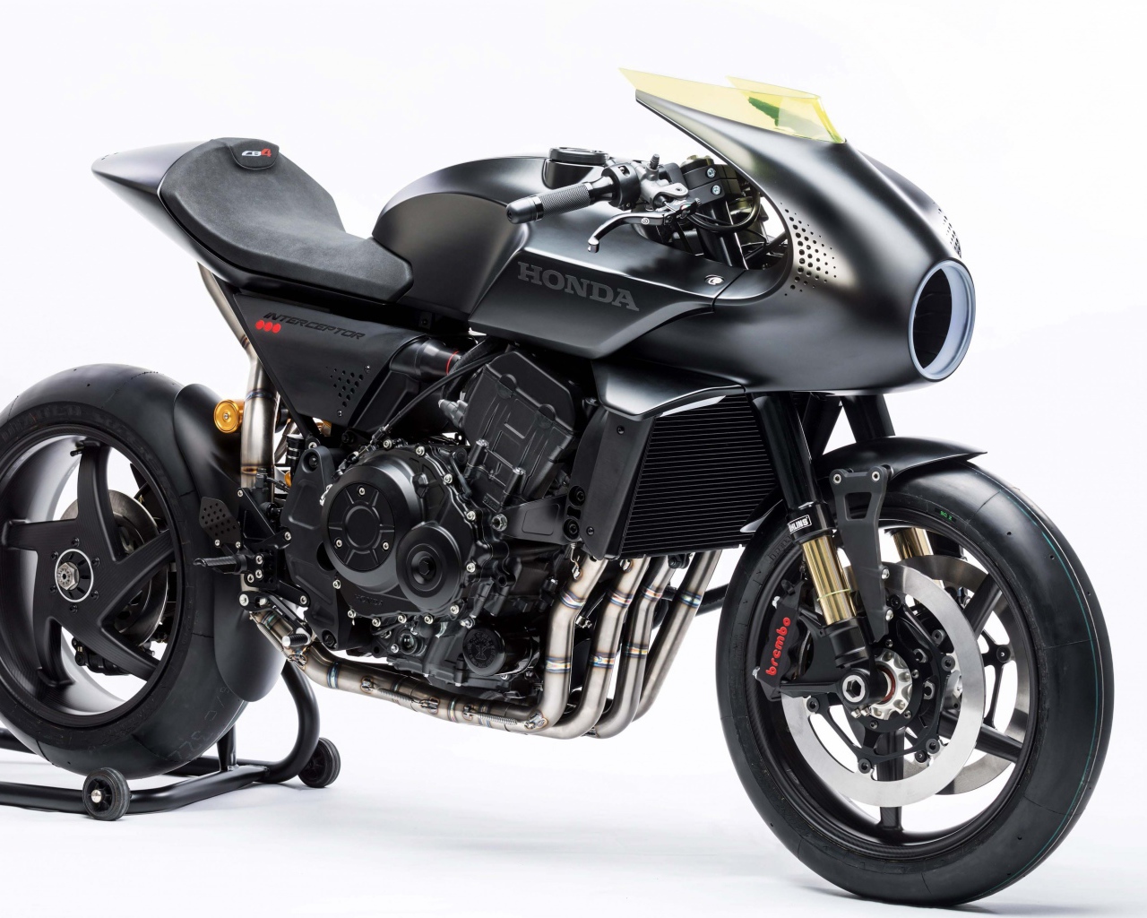 Черный мотоцикл Honda CB4 Interceptor на белом фоне