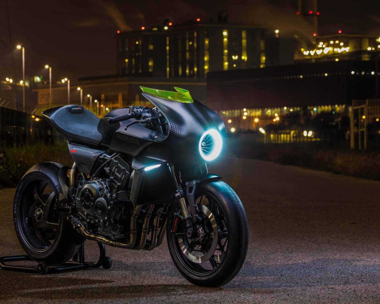 Черный мотоцикл Honda CB4 Interceptor с включенной фарой