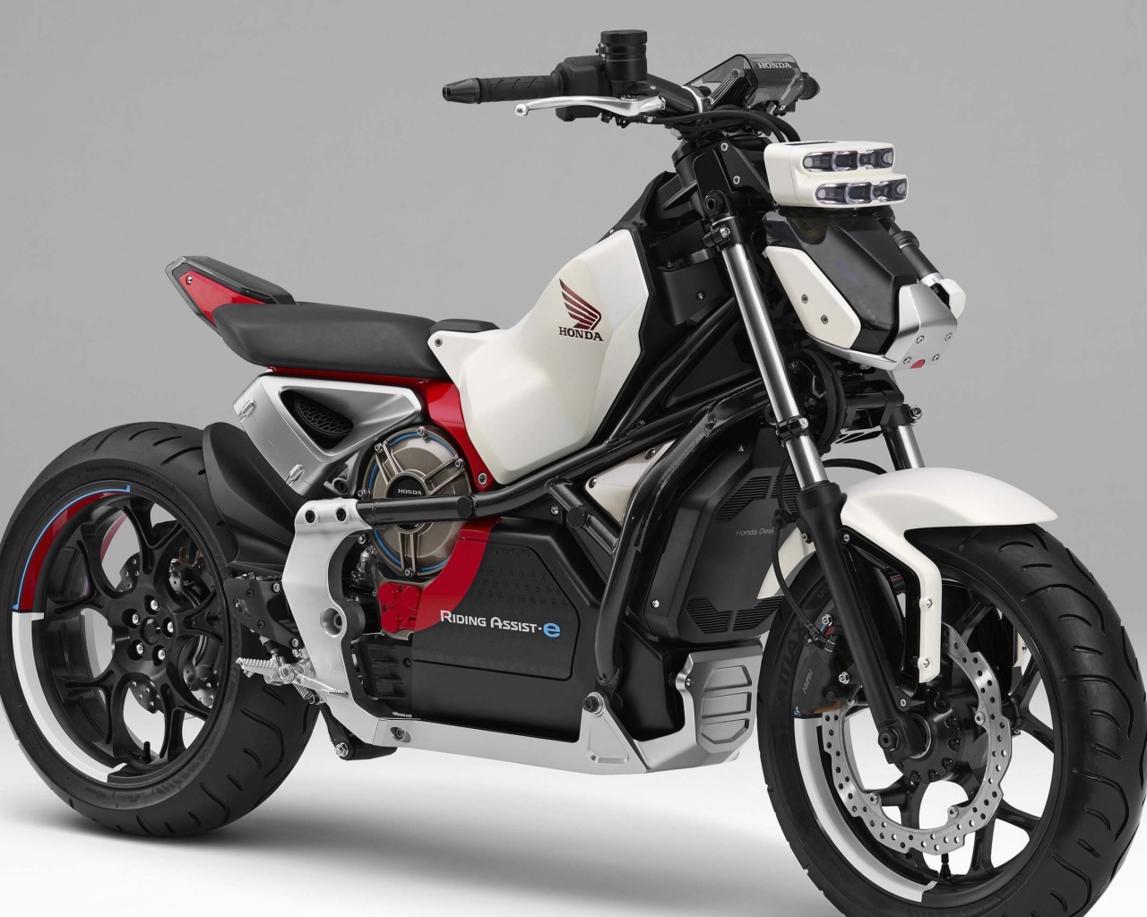 Быстрый мотоцикл  Honda Riding Assist-e Concept на сером фоне