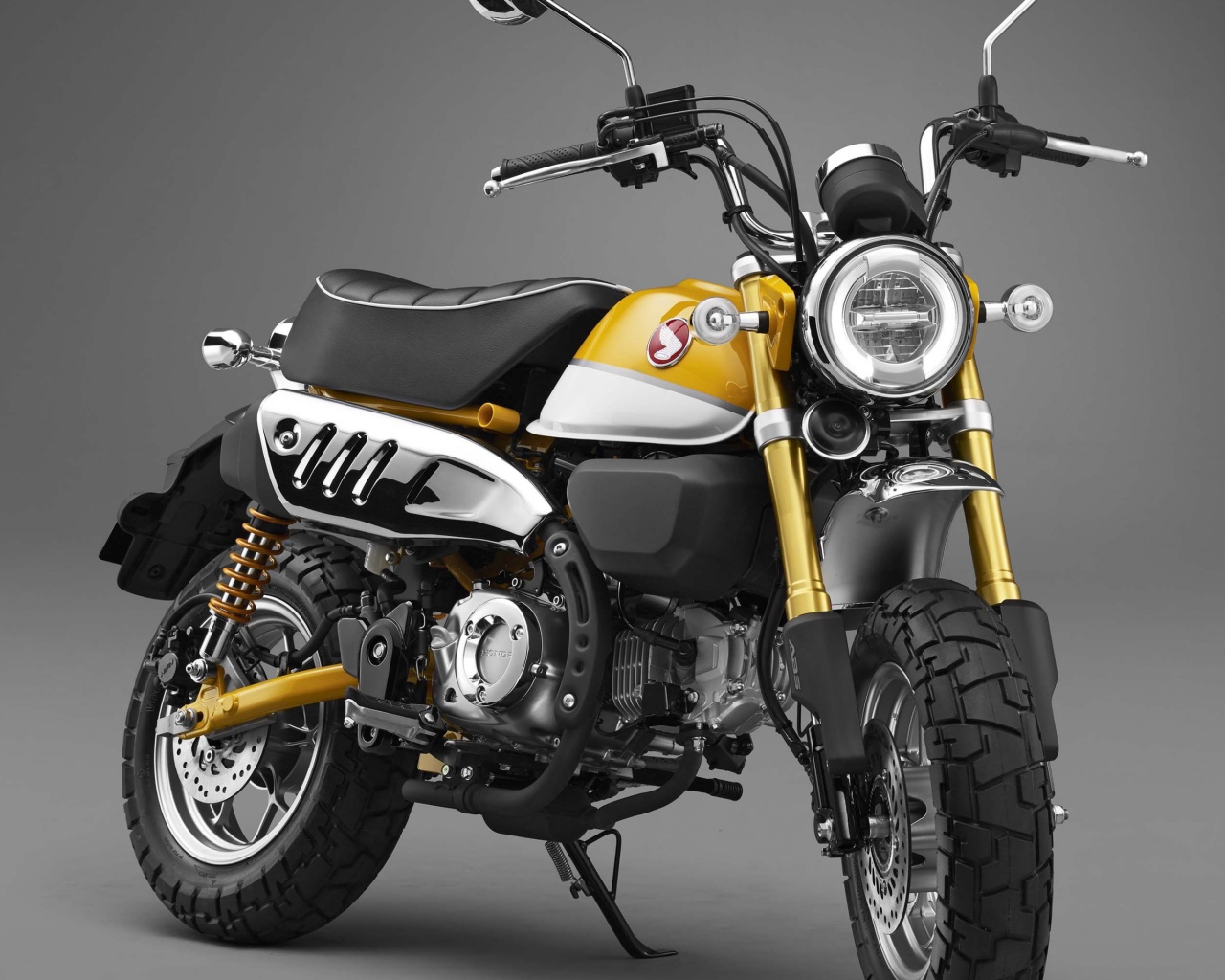 Мотоцикл Honda Monkey 125, 2017 на сером фоне