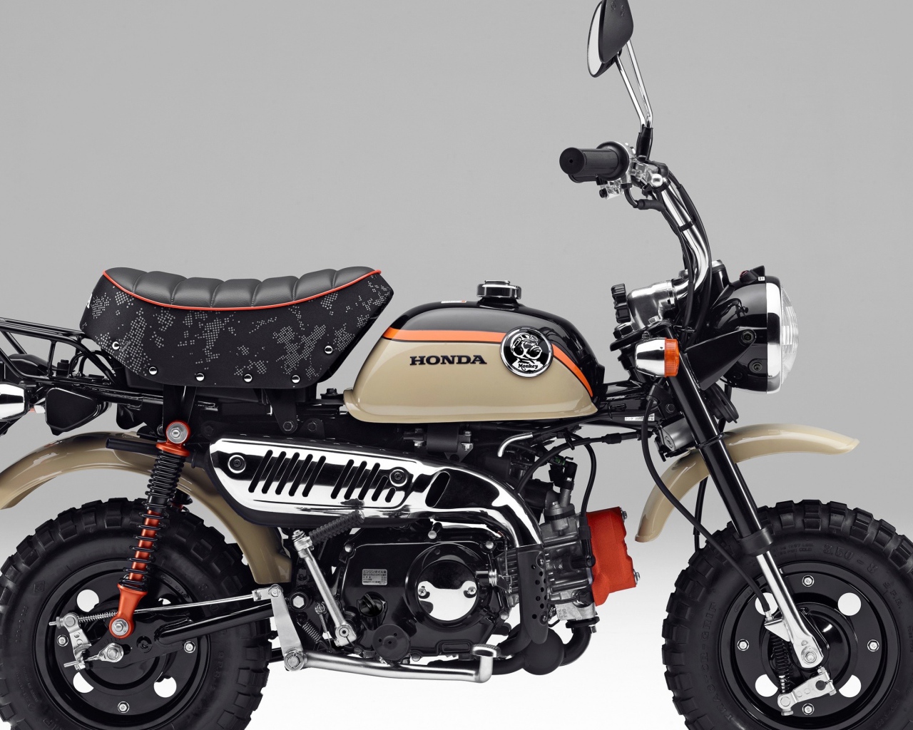 Гоночный мотоцикл Honda Z50, 2017 на сером фоне