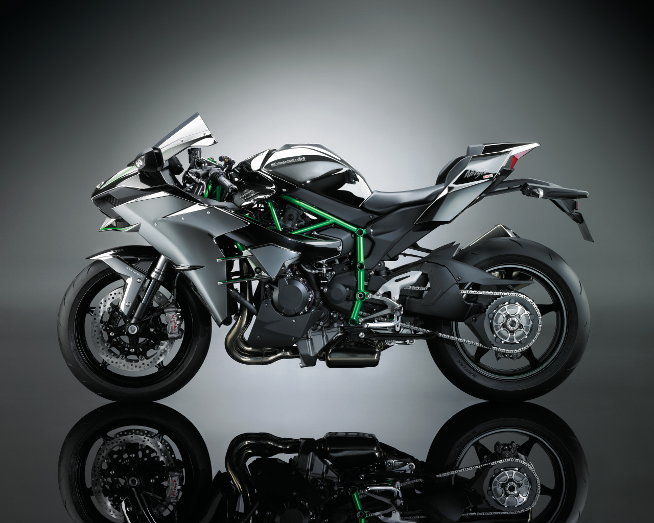 Черный мотоцикл  Kawasaki Ninja H2 