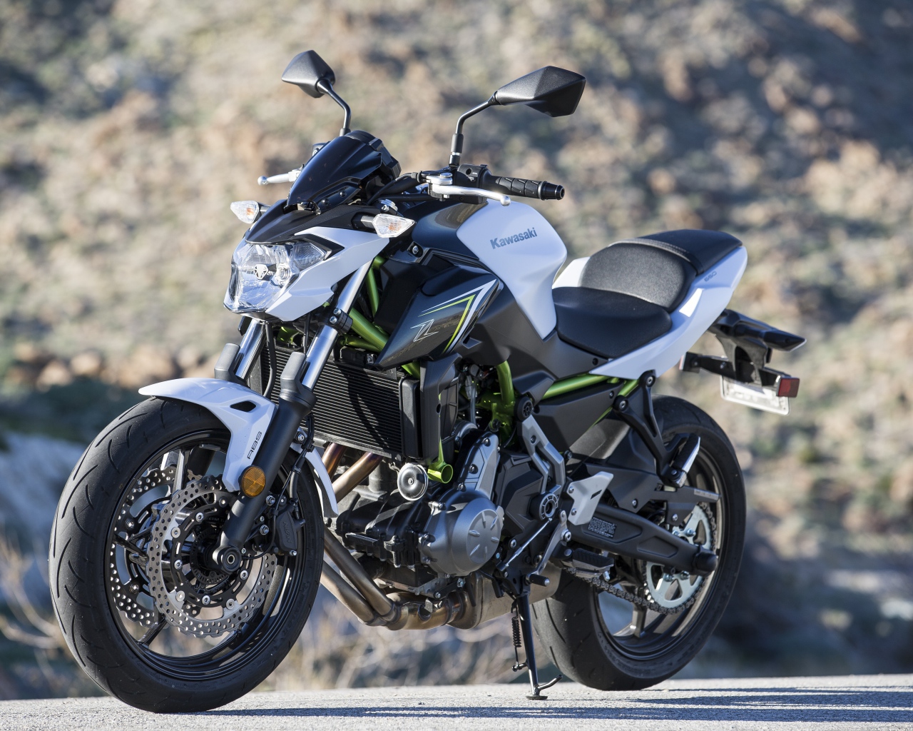 Серый мотоцикл Kawasaki Z650