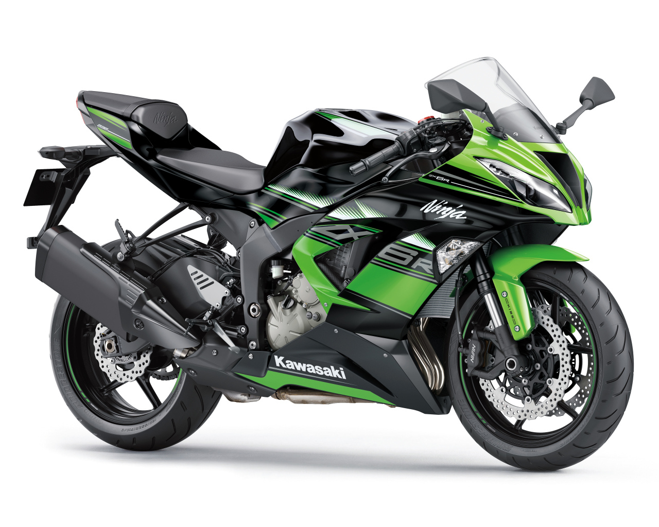 Мотоцикл Kawasaki Ninja ZX-6R на белом фоне