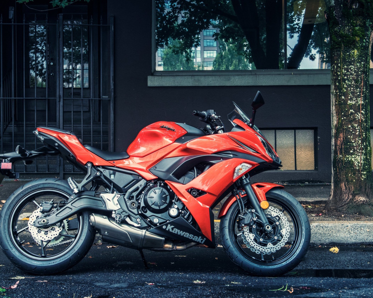 Красный мотоцикл Kawasaki Ninja 650R 