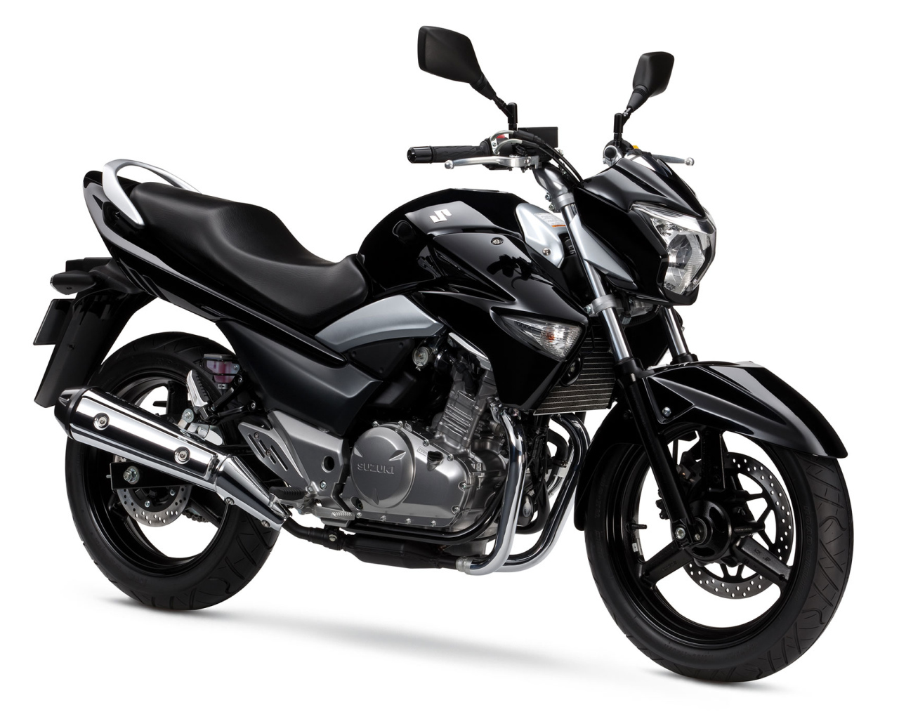 Черный мотоцикл Suzuki GW250 Inazuma на белом фоне 