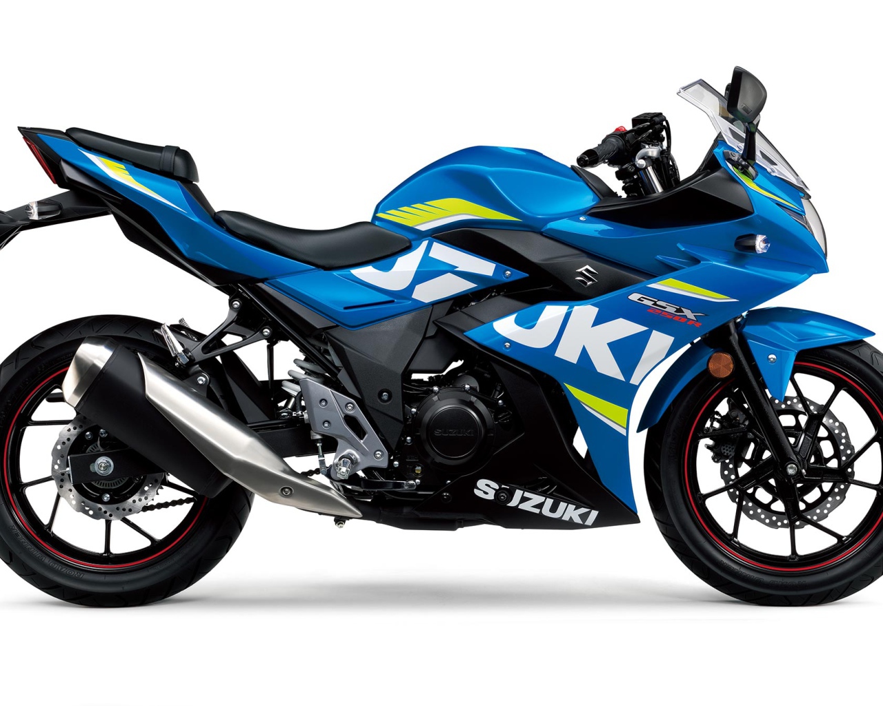 Синий мотоцикл Suzuki GSX250R на белом фоне 
