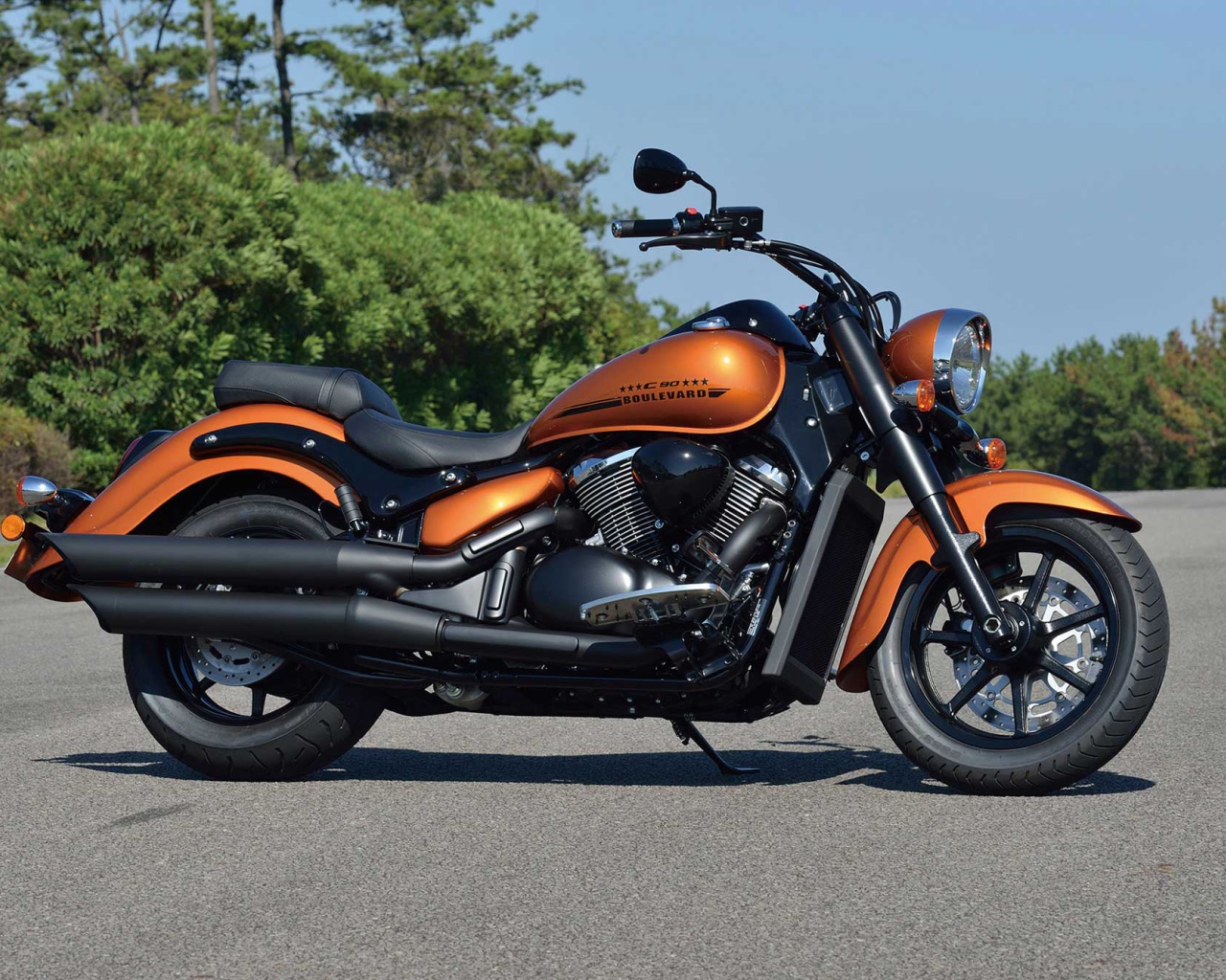 Мотоцикл Suzuki Boulevard C90 BOSS   на дороге 