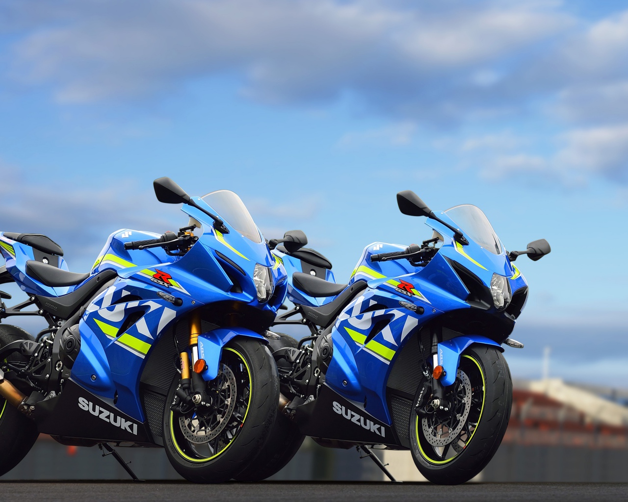 Два синих гоночных мотацикла  Suzuki GSX-R1000, 2017