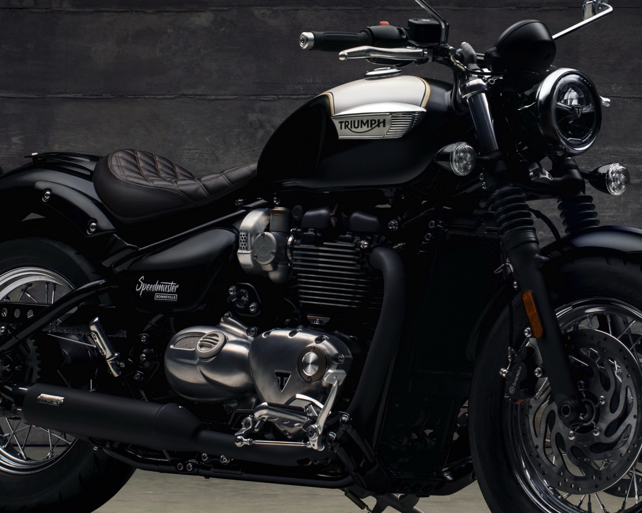 Большой черный мотоцикл Triumph Bonneville Speedmaster, 2018