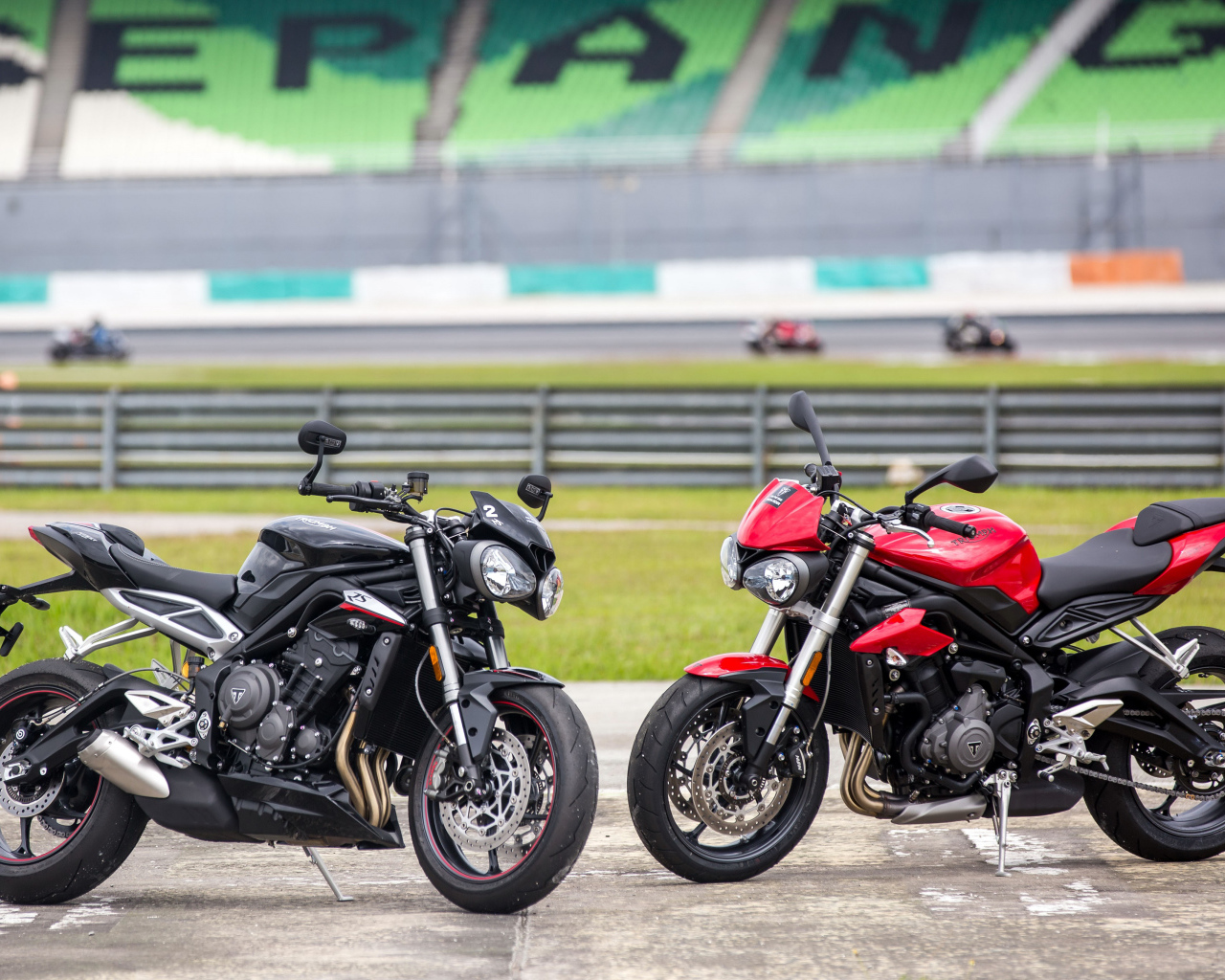 Черный и красный мотоциклы Triumph