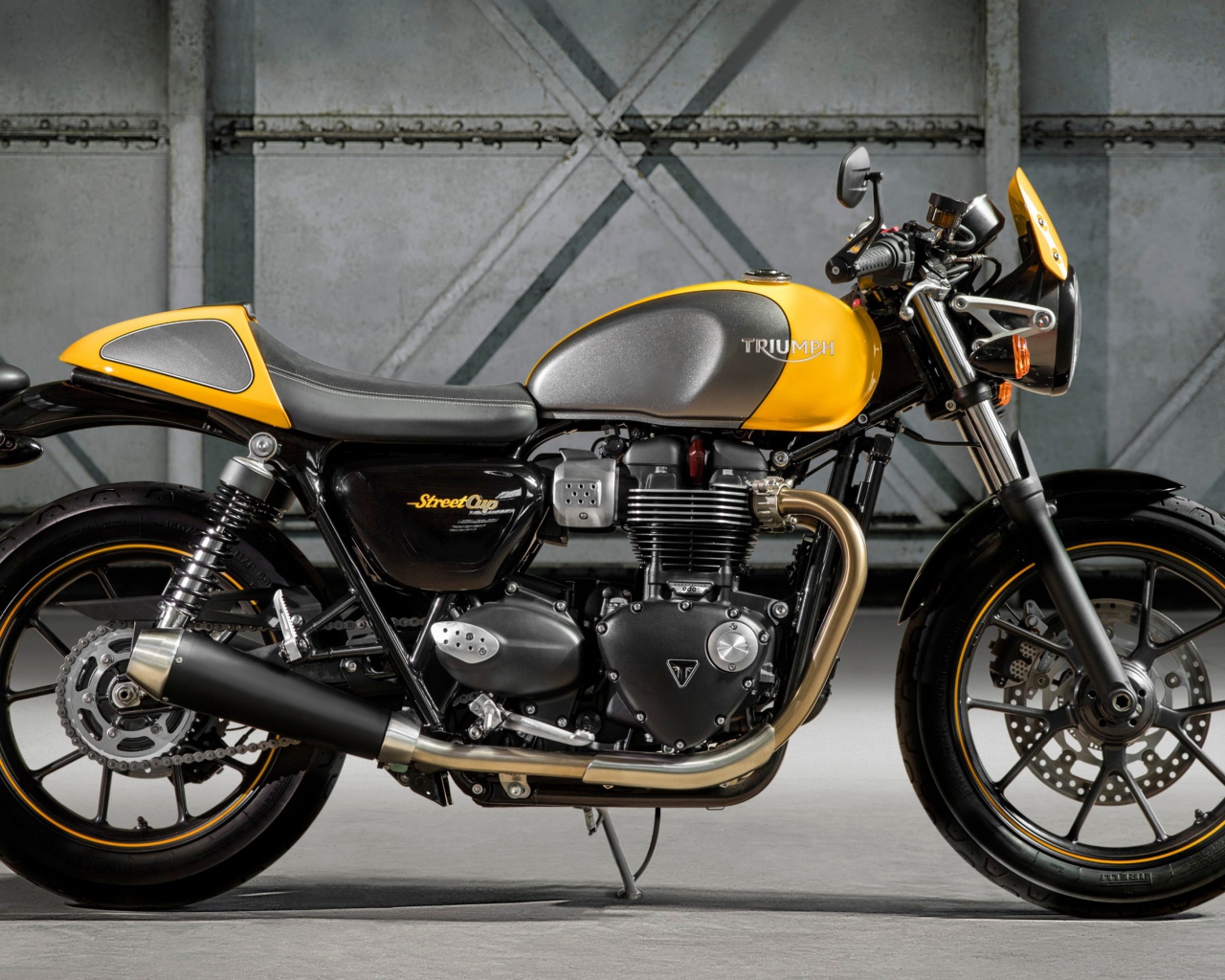 Мотоцикл Triumph Street Cup вид сбоку