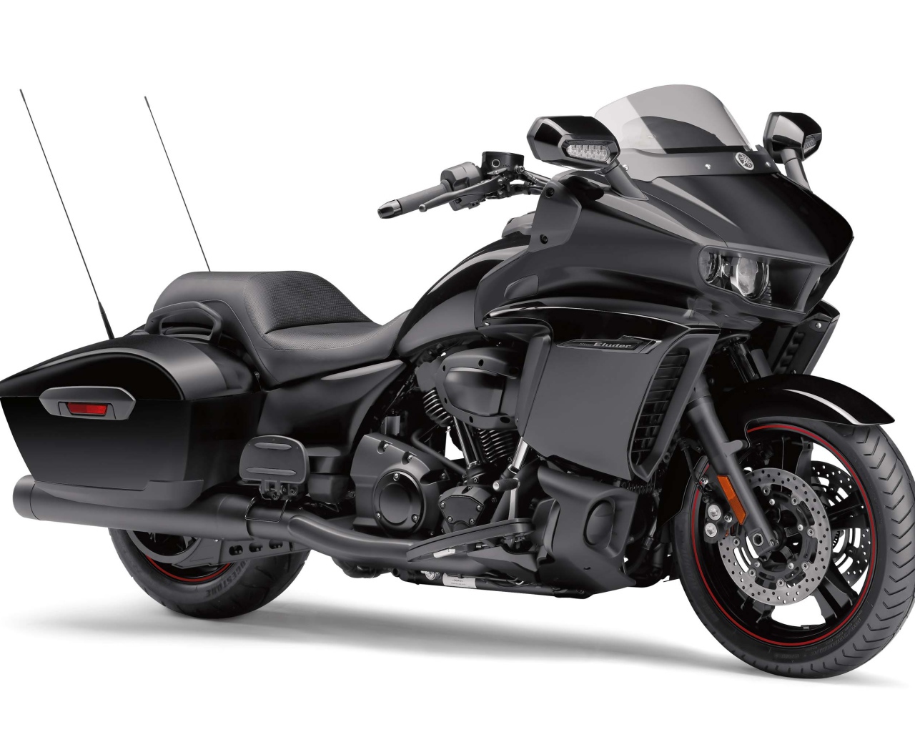 Черный мотоцикл Yamaha Star Eluder, 2018 на белом фоне