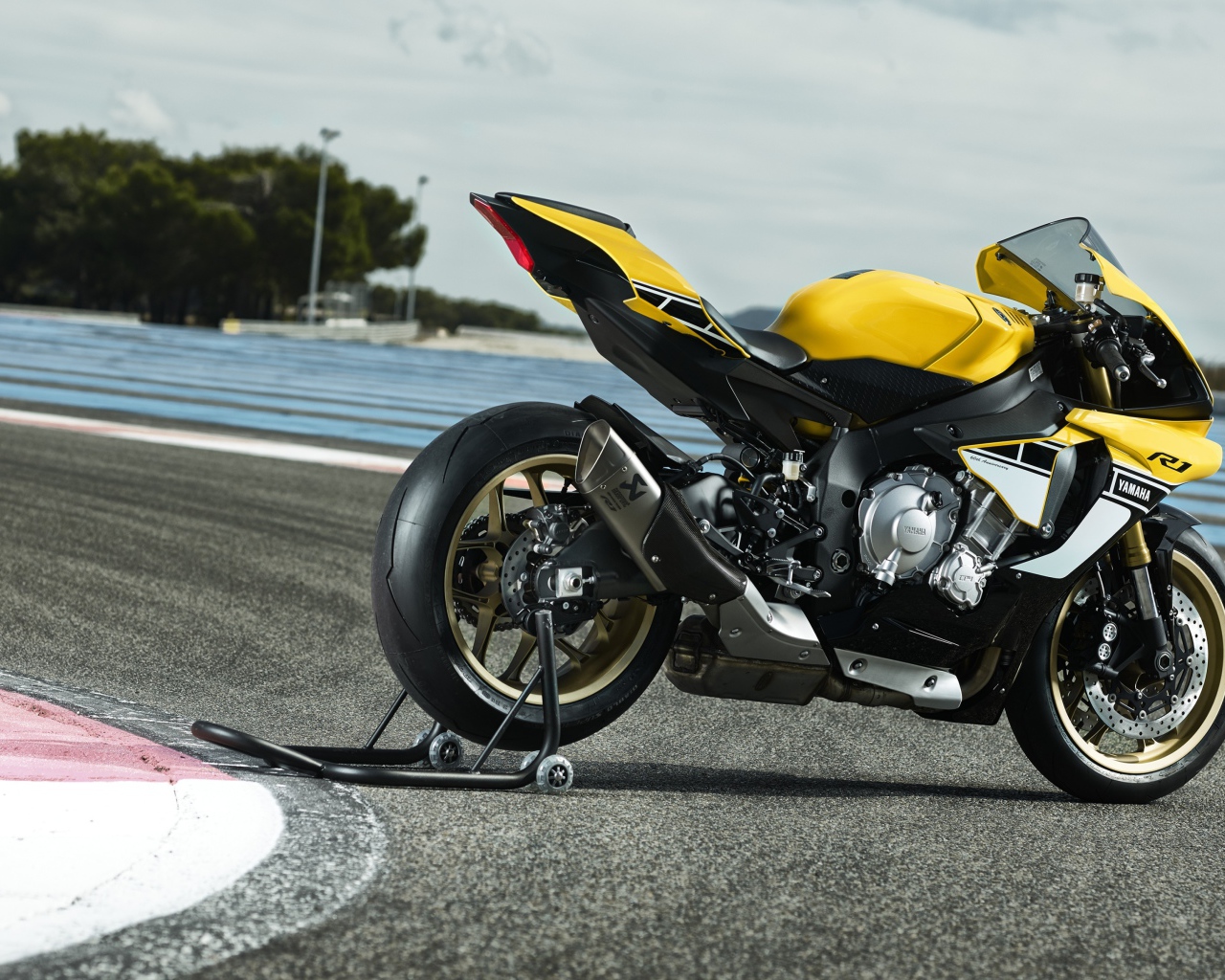 Черный с желтым мотоцикл  Yamaha YZF-R1