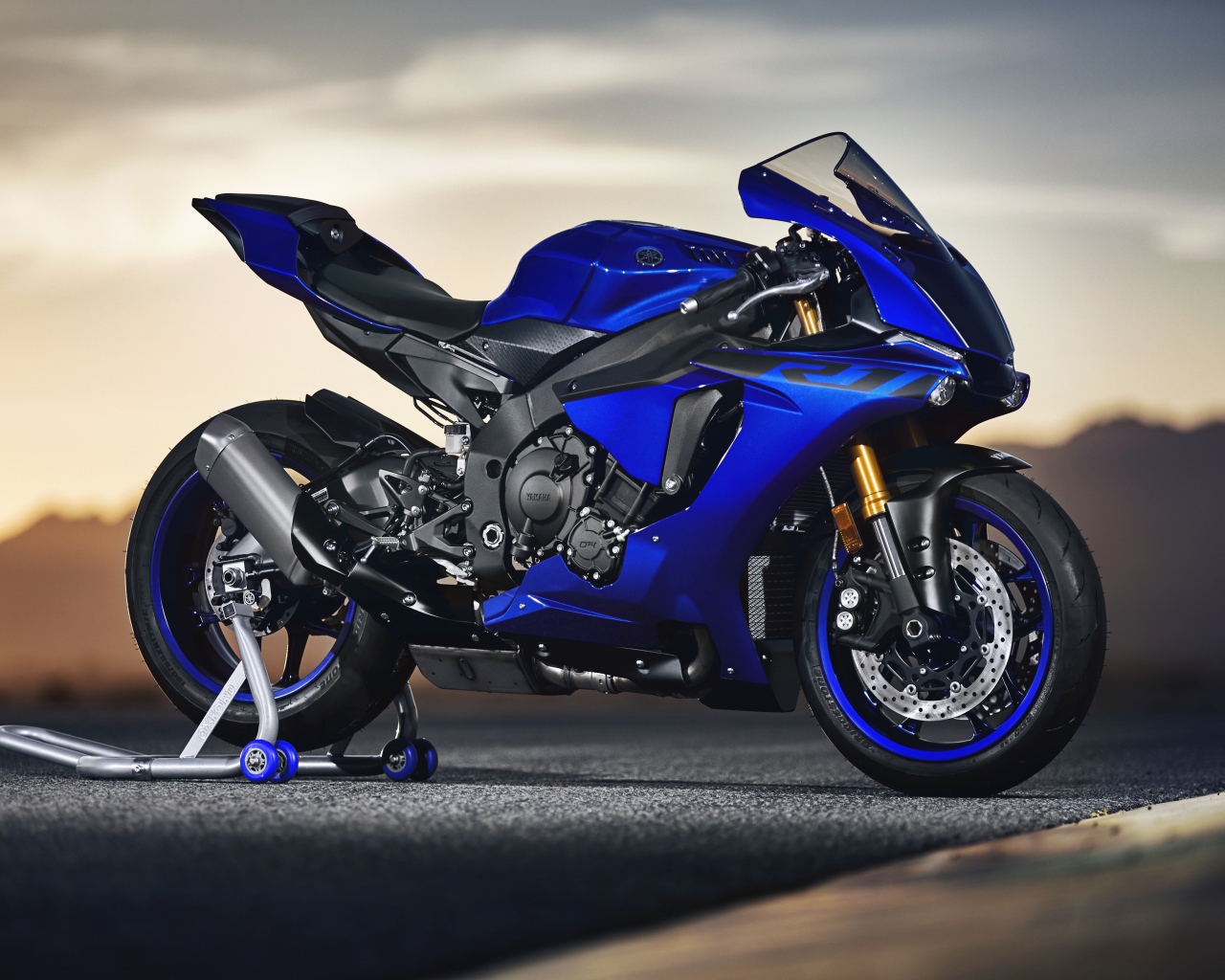 Синий мотоцикл Yamaha YZF-R1, 2018
