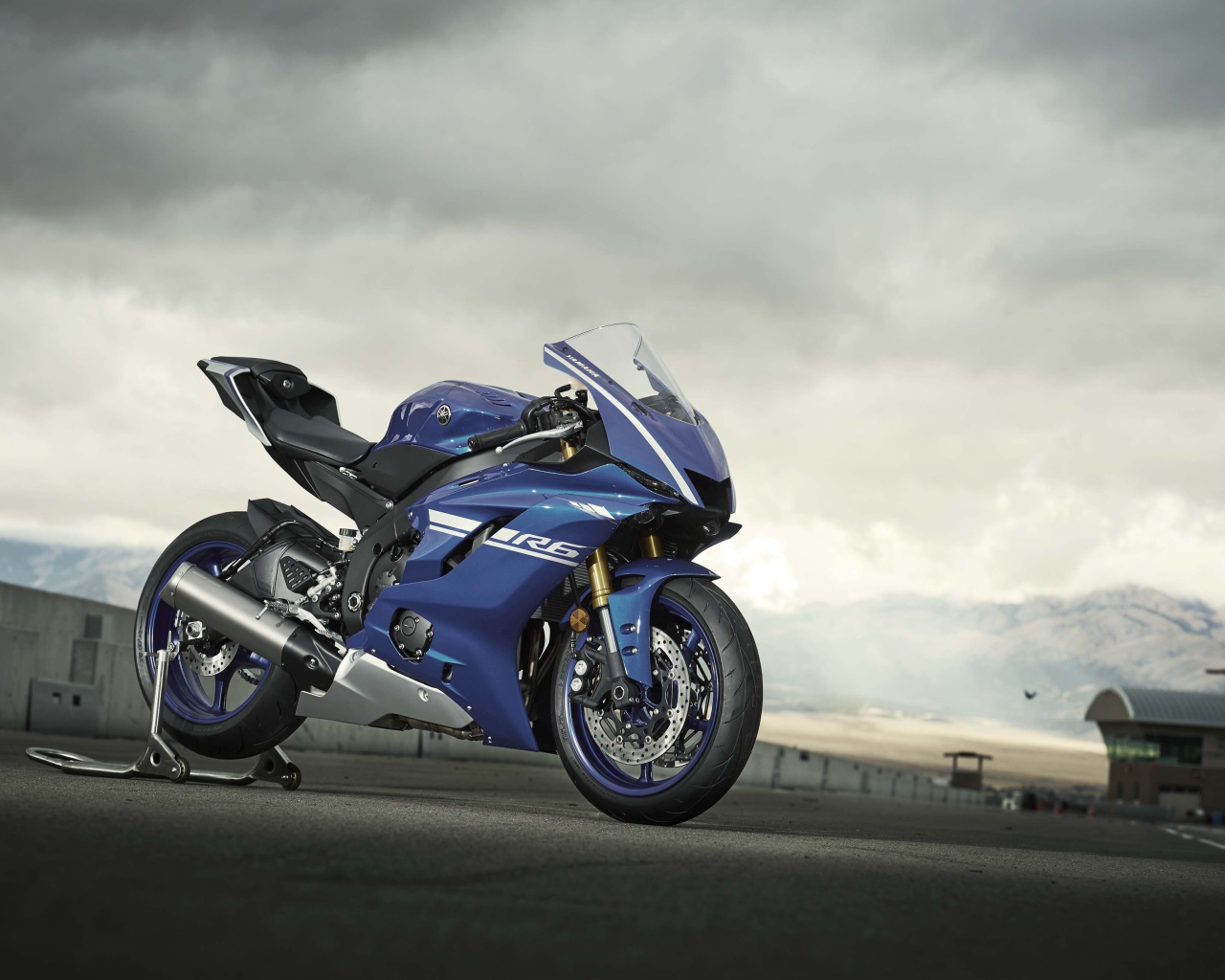 Синий мотоцикл Yamaha YZF-R6, 2017 года на фоне неба
