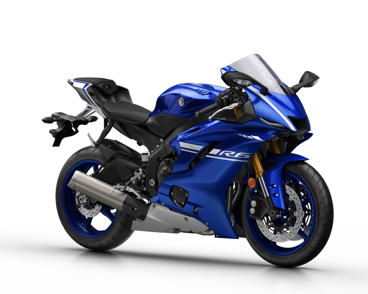 Синий мотоцикл Yamaha YZF-R6, 2017 на белом фоне