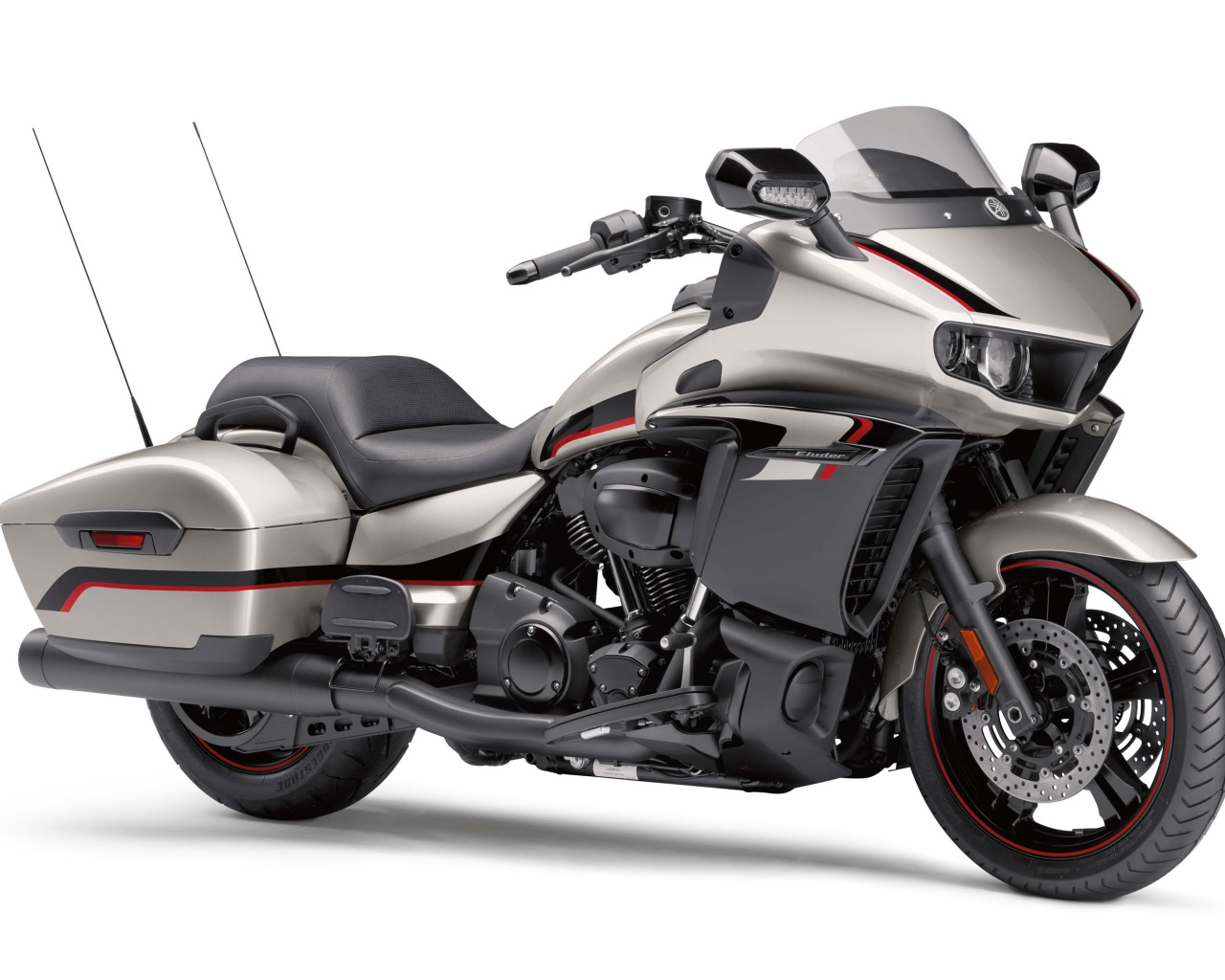 Серый мотоцикл Yamaha Star Eluder, 2018 на белом фоне