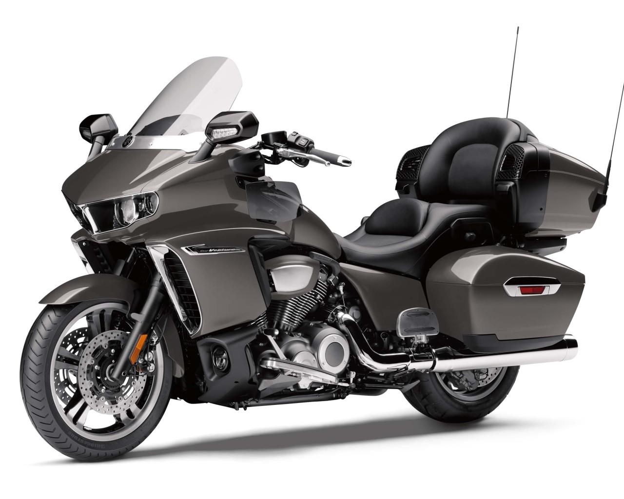 Серый мотоцикл Yamaha Star Venture, 2018 на белом фоне