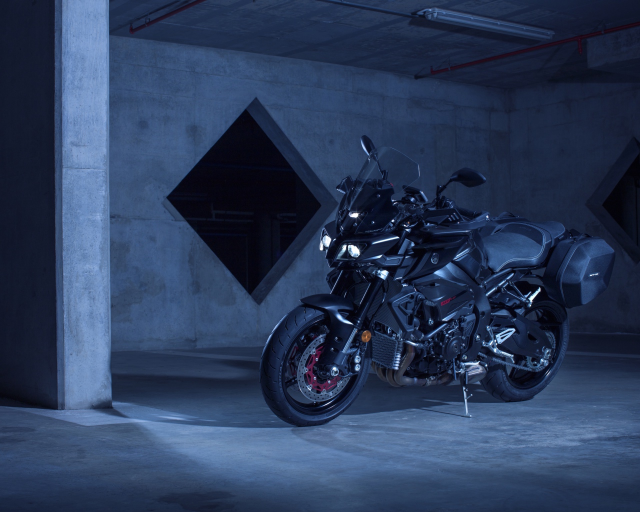 Мотоцикл Yamaha MT-10 в гараже 