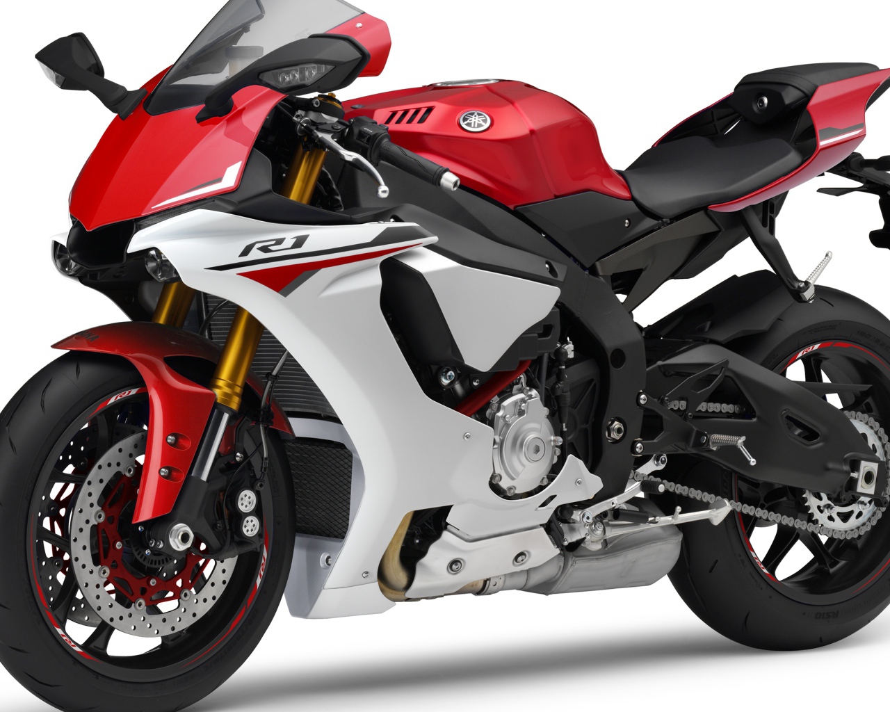 Мотоцикл Yamaha YZF-R1 на белом фоне