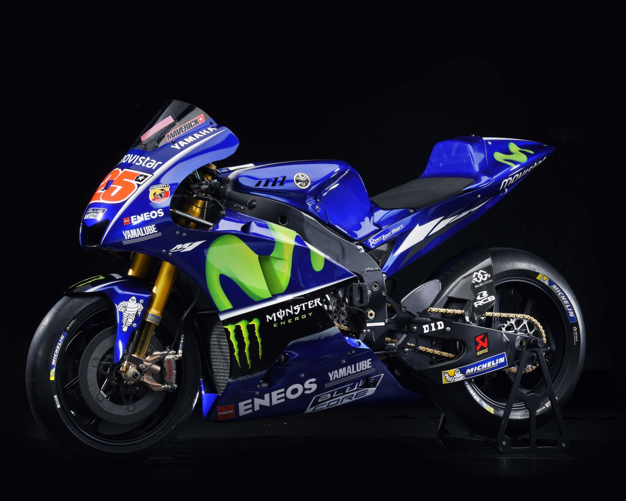 Мотоцикл  Yamaha YZR-M1 на черном фоне 