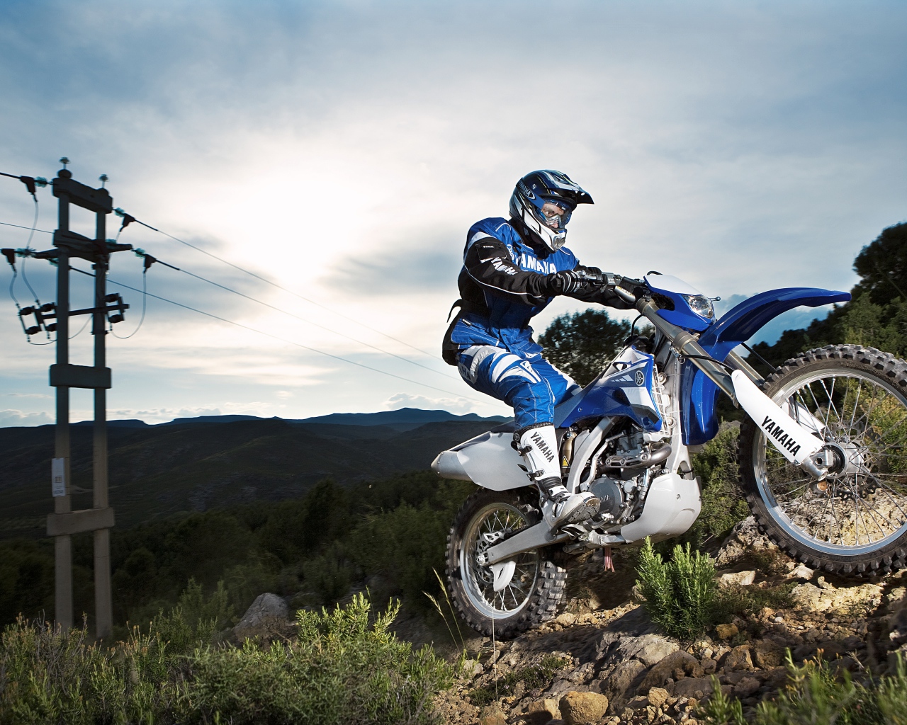 Мотоциклист на мотоцикле Yamaha  WR450F на мотокроссе