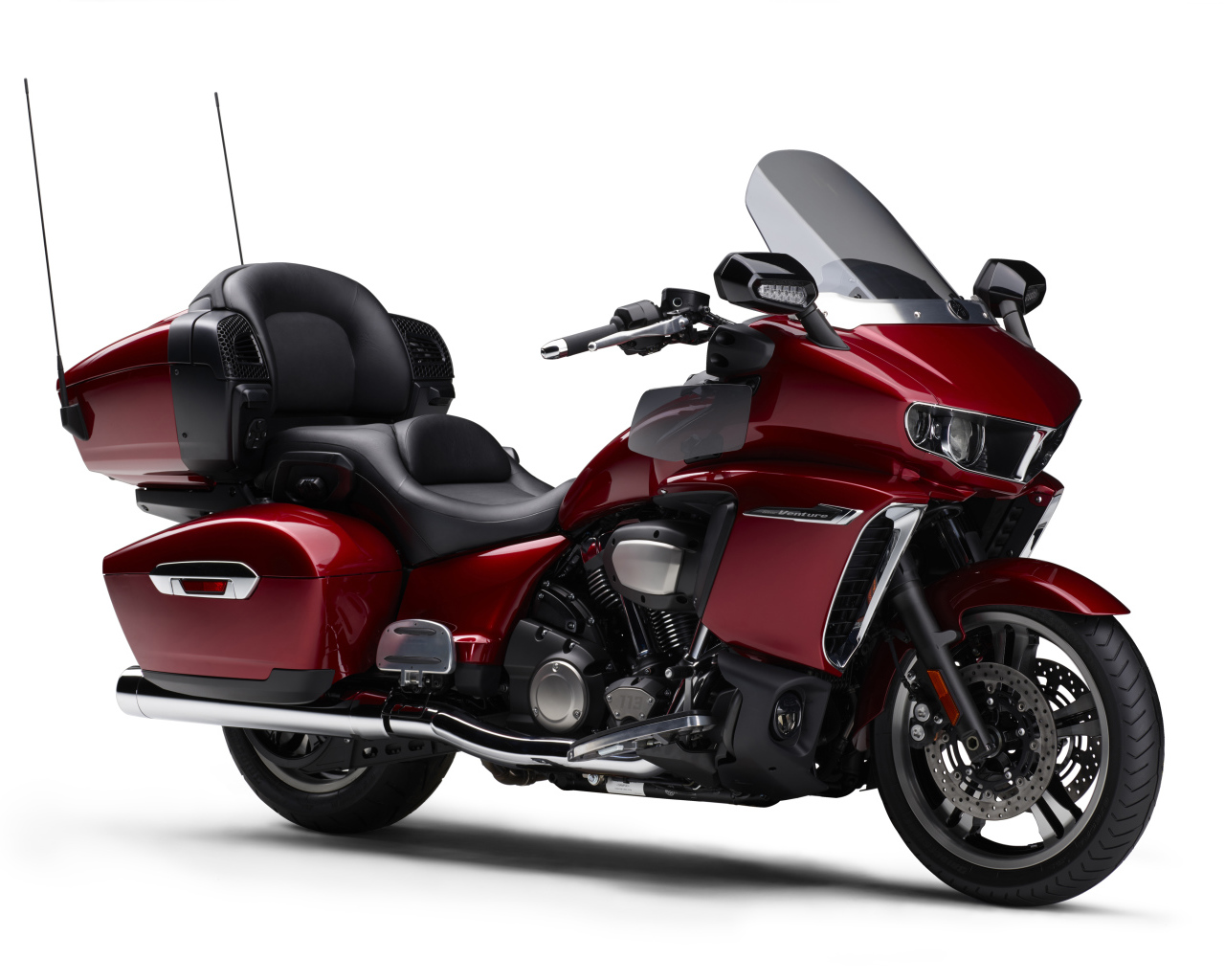 Красный мотоцикл Yamaha Star Venture 2018 на белом фоне