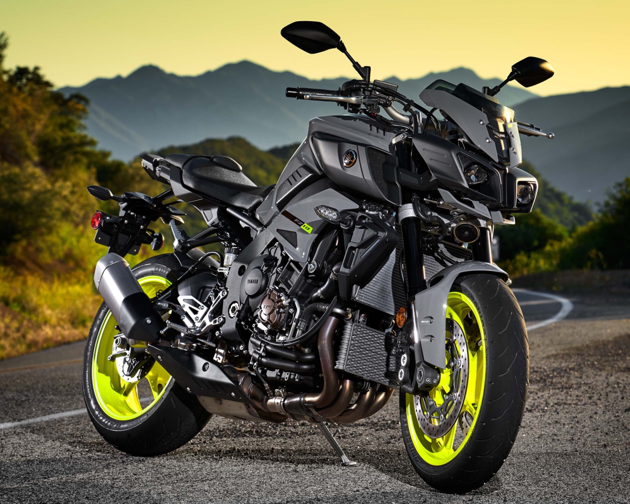 Спортивный мотоцикл  Yamaha FZ-10 на трассе 