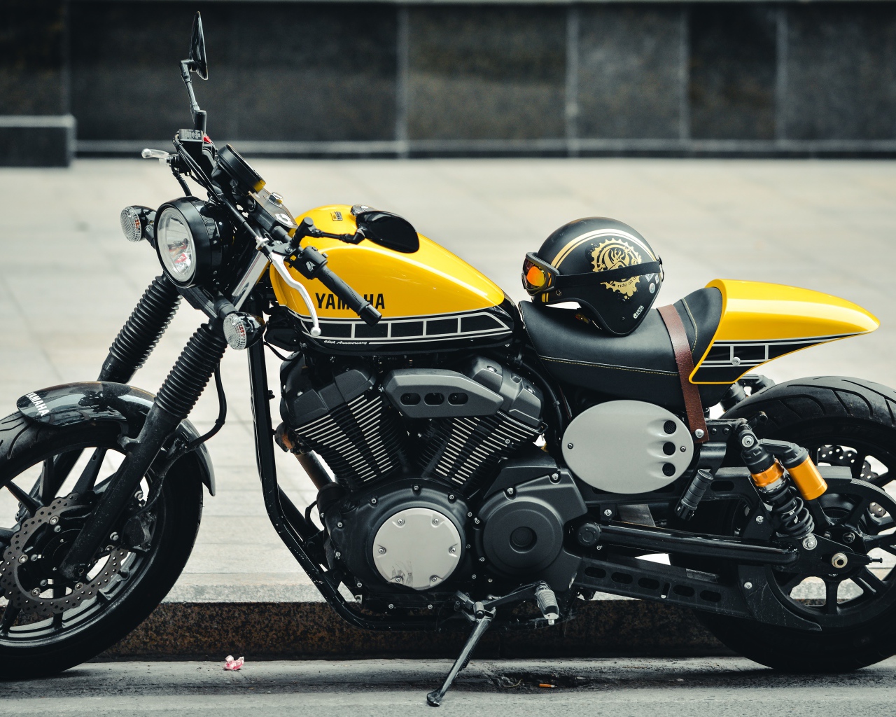 Мотоцикл Yamaha со шлемом на сиденье 