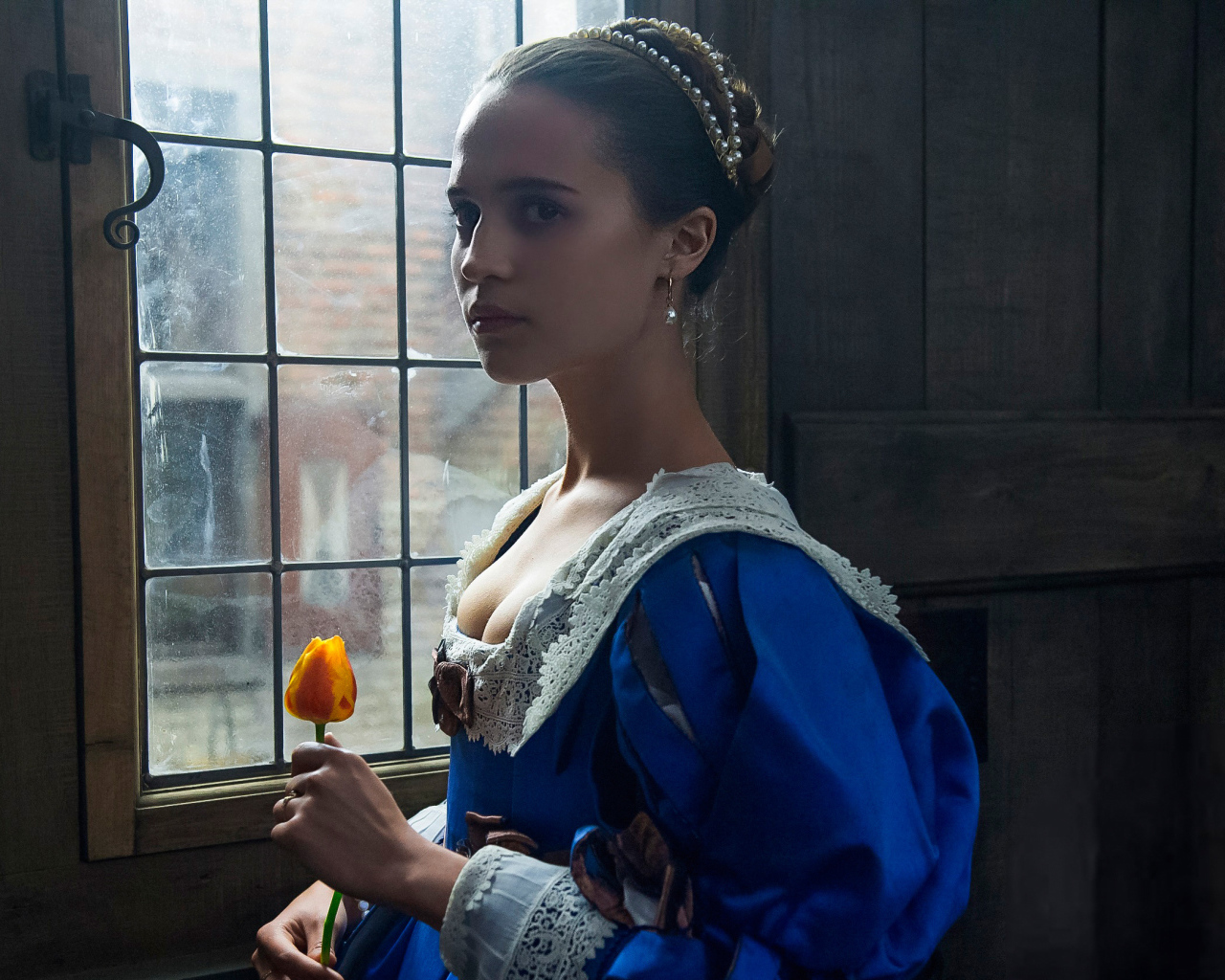 Актриса Алисия Викандер в фильме Тюльпанная лихорадка 2017 