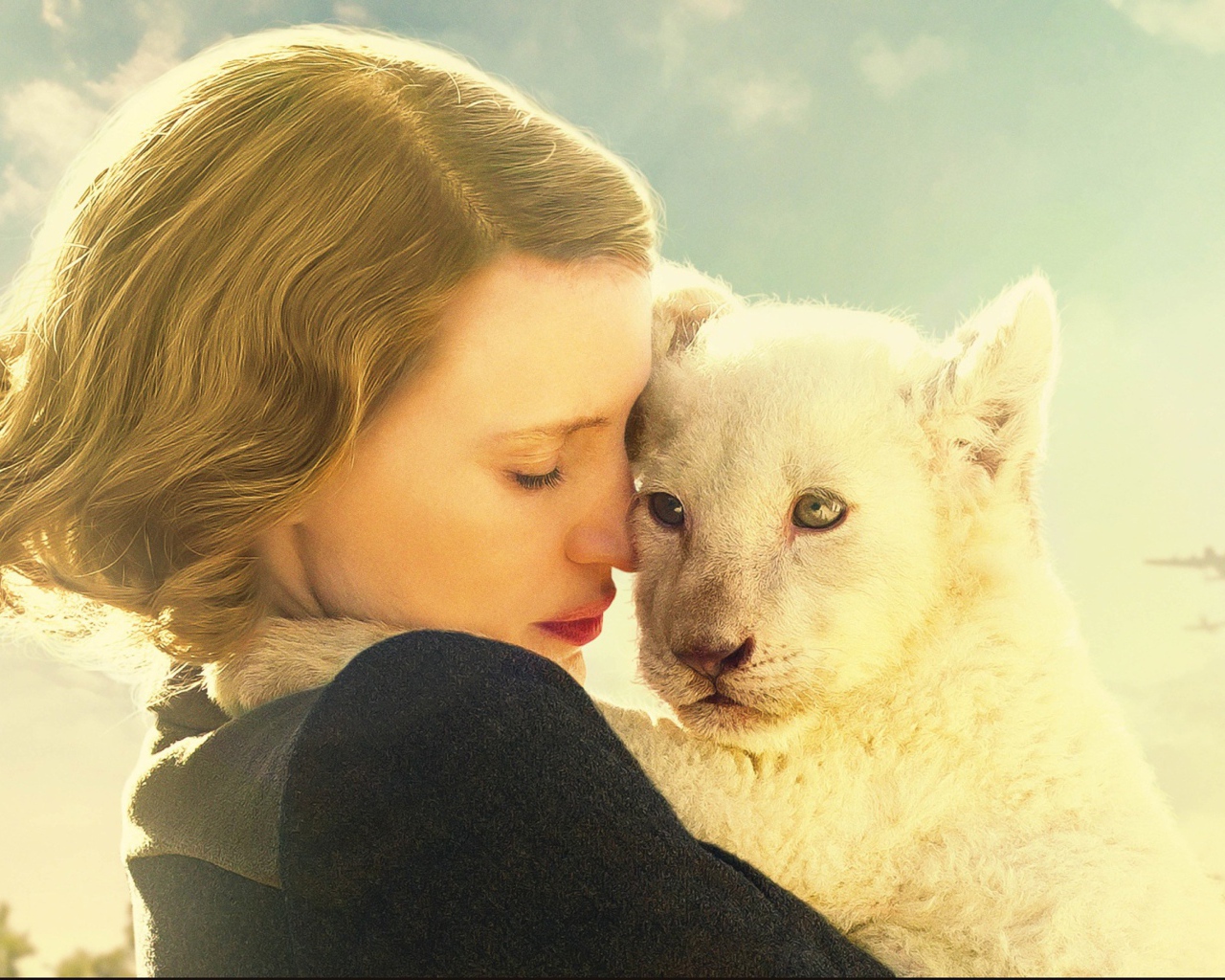 Актриса  Джессика Честейн с львенком в фильме Жена смотрителя зоопарка, 2017