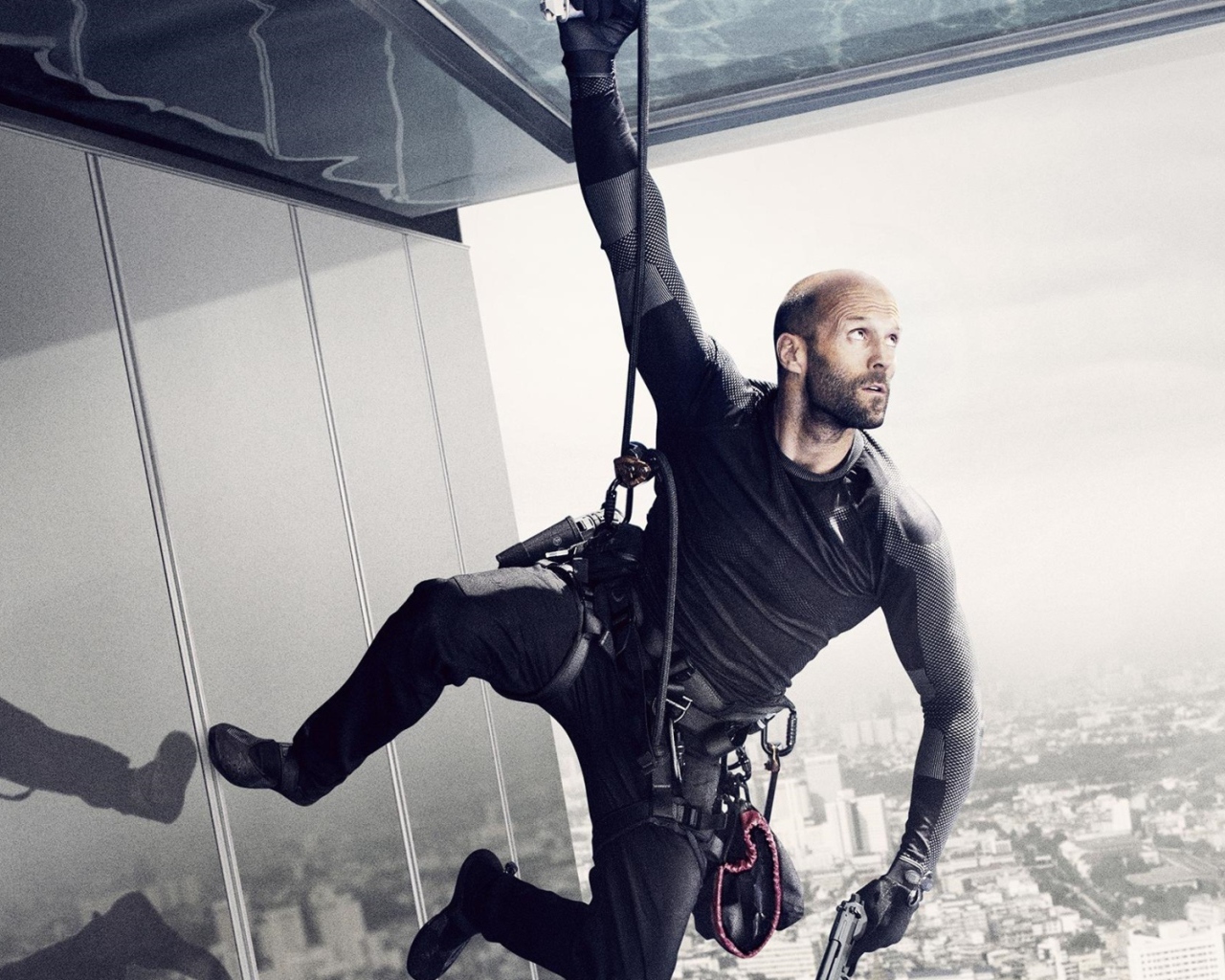 Артур Бишоп висит на страховке на стене фильм Механик Воскрешение 