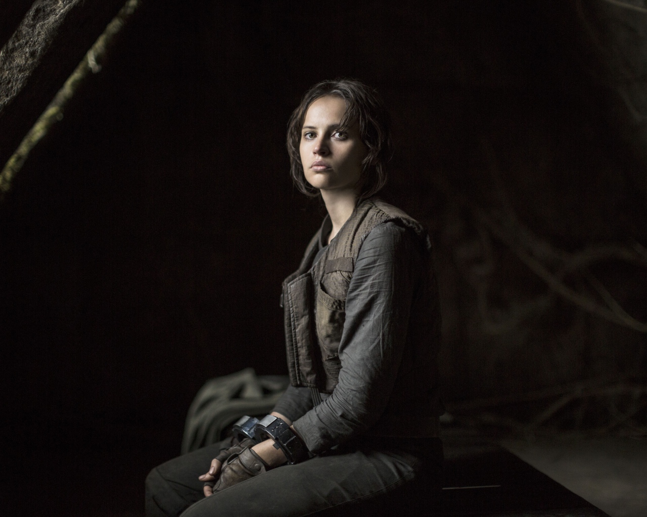 Джин Эрсо в наручниках фильм Изгой-один. Звёздные войны Истории 