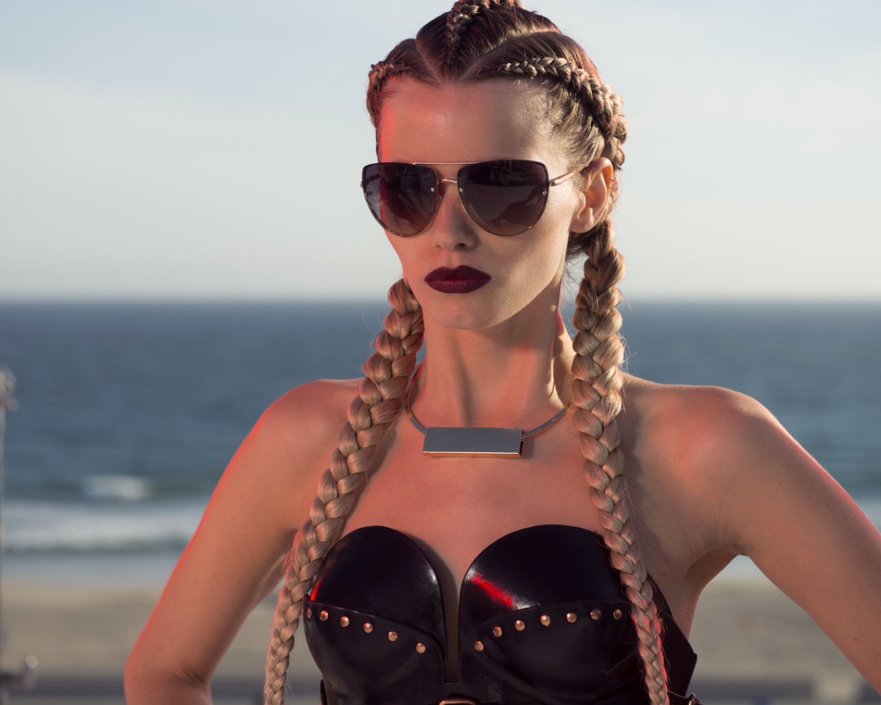 Модель Сара персонаж фильма Неоновый демон 