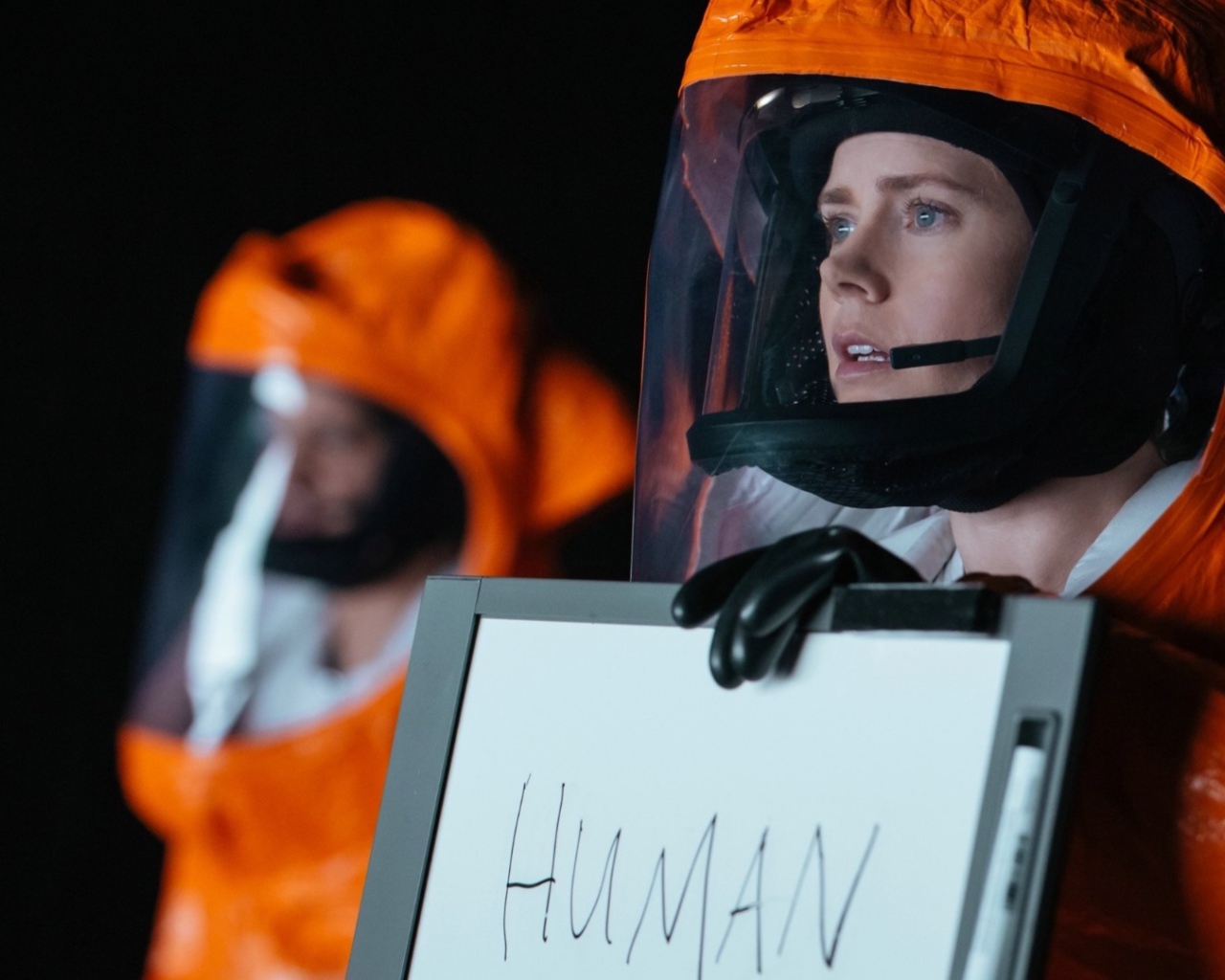 Главные герои в скафандрах фильм Прибытие 