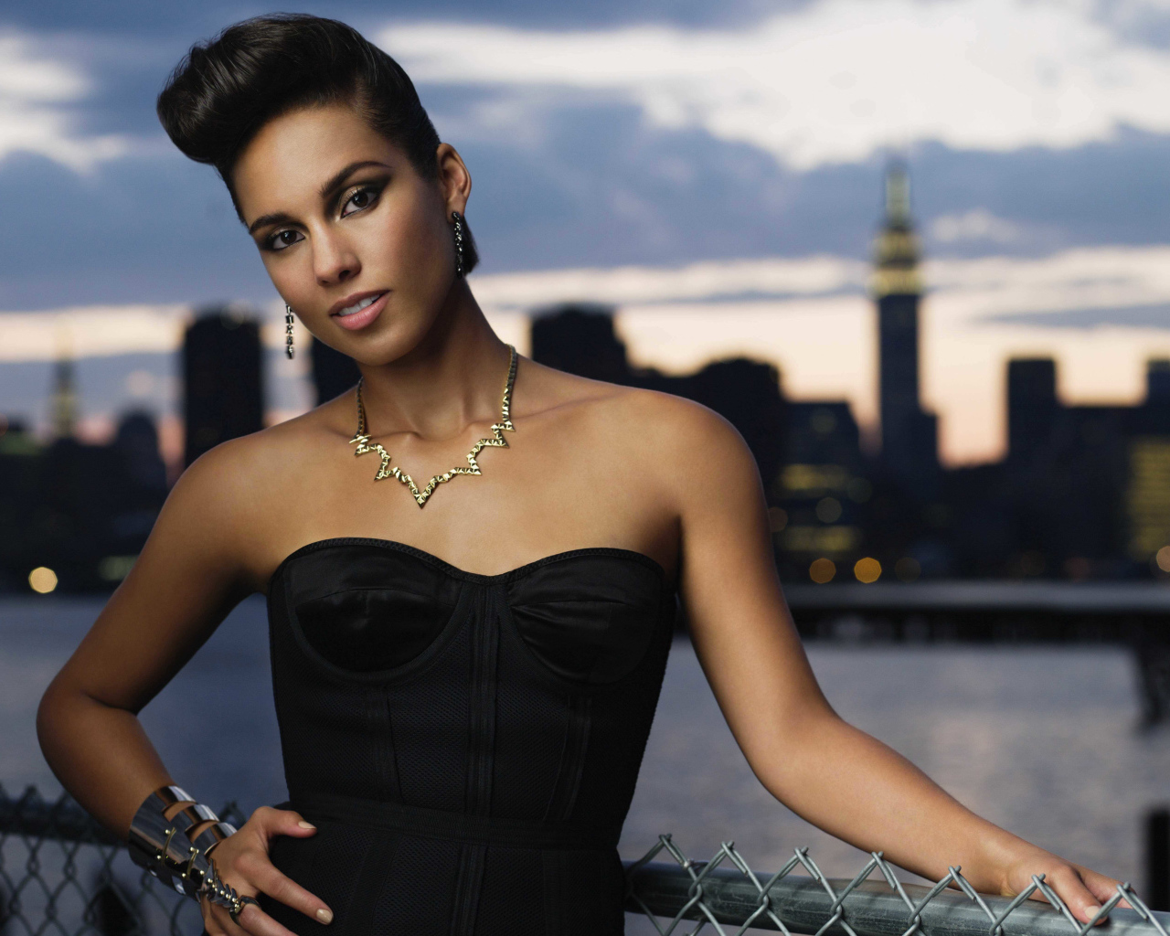 Американская певица Алиша Киз у моста 